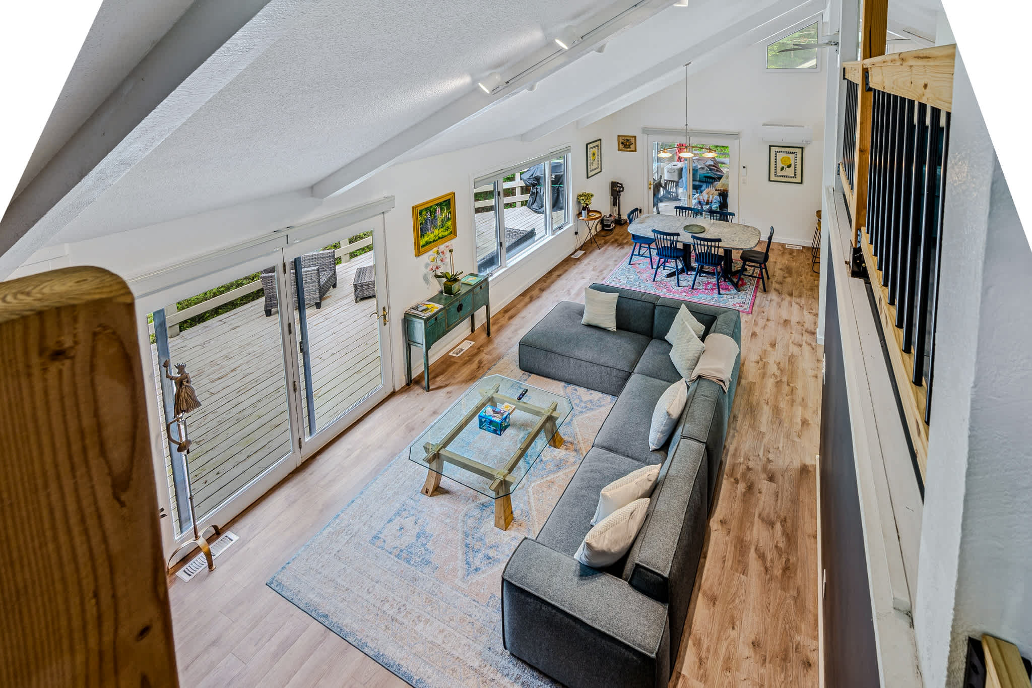 Spa, Fireplace & Pet Friendly - Top of the Hill