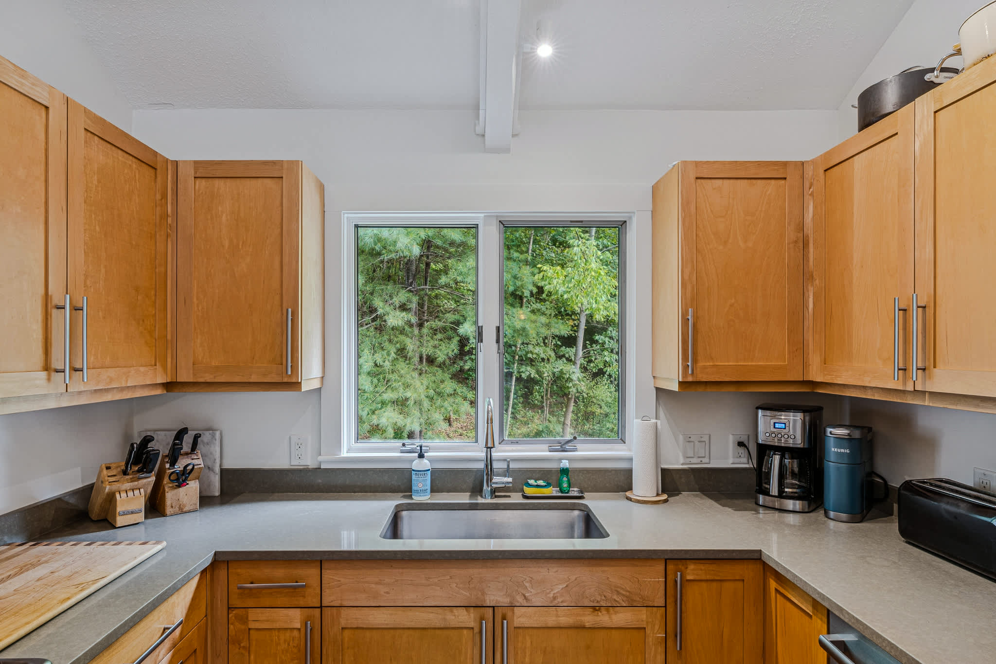 Spa, Fireplace & Pet Friendly - Top of the Hill