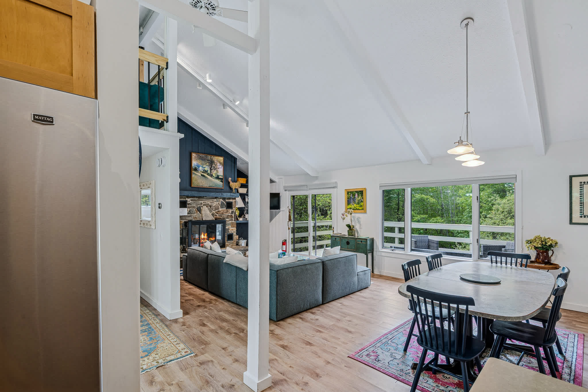 Spa, Fireplace & Pet Friendly - Top of the Hill