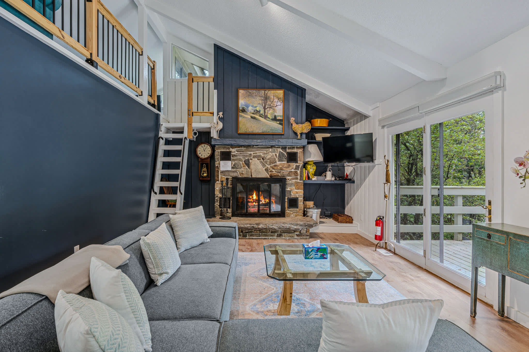 Spa, Fireplace & Pet Friendly - Top of the Hill