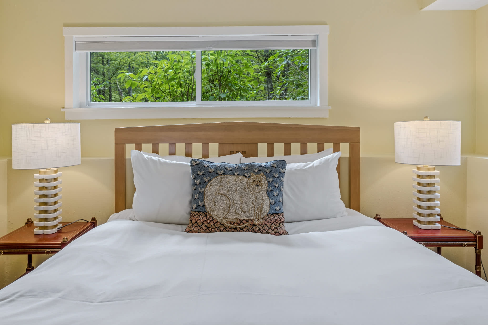 Spa, Fireplace & Pet Friendly - Top of the Hill