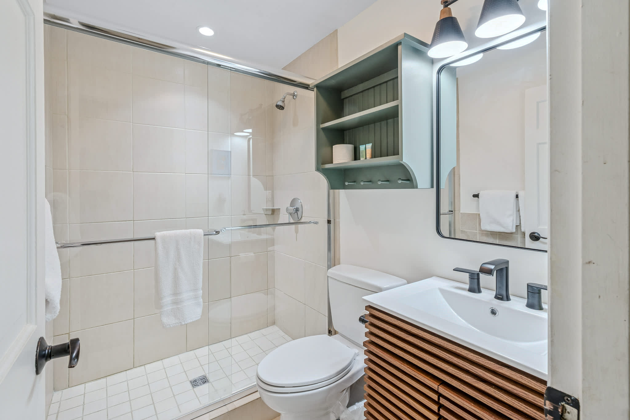 Spa, Fireplace & Pet Friendly - Top of the Hill