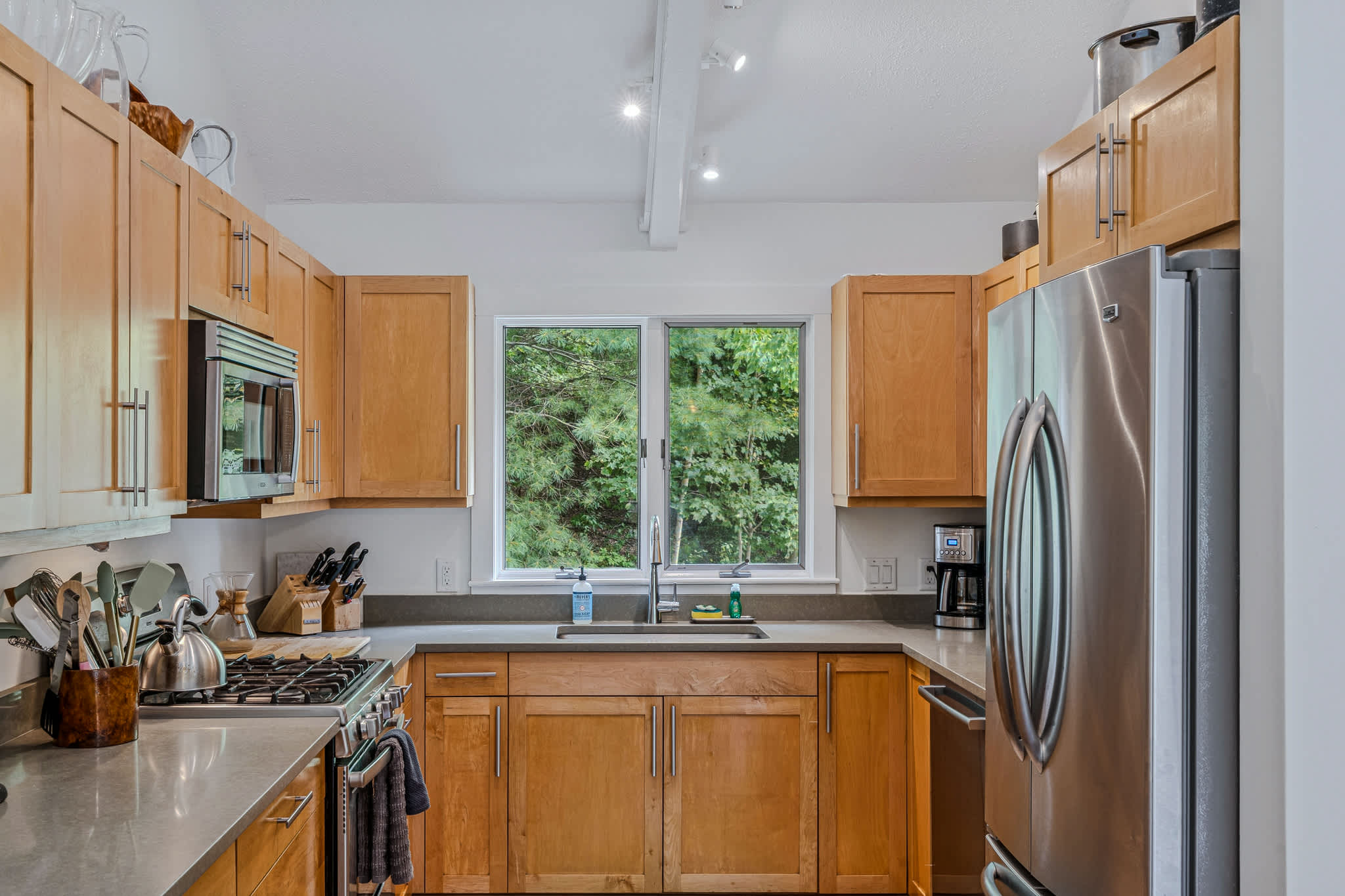 Spa, Fireplace & Pet Friendly - Top of the Hill