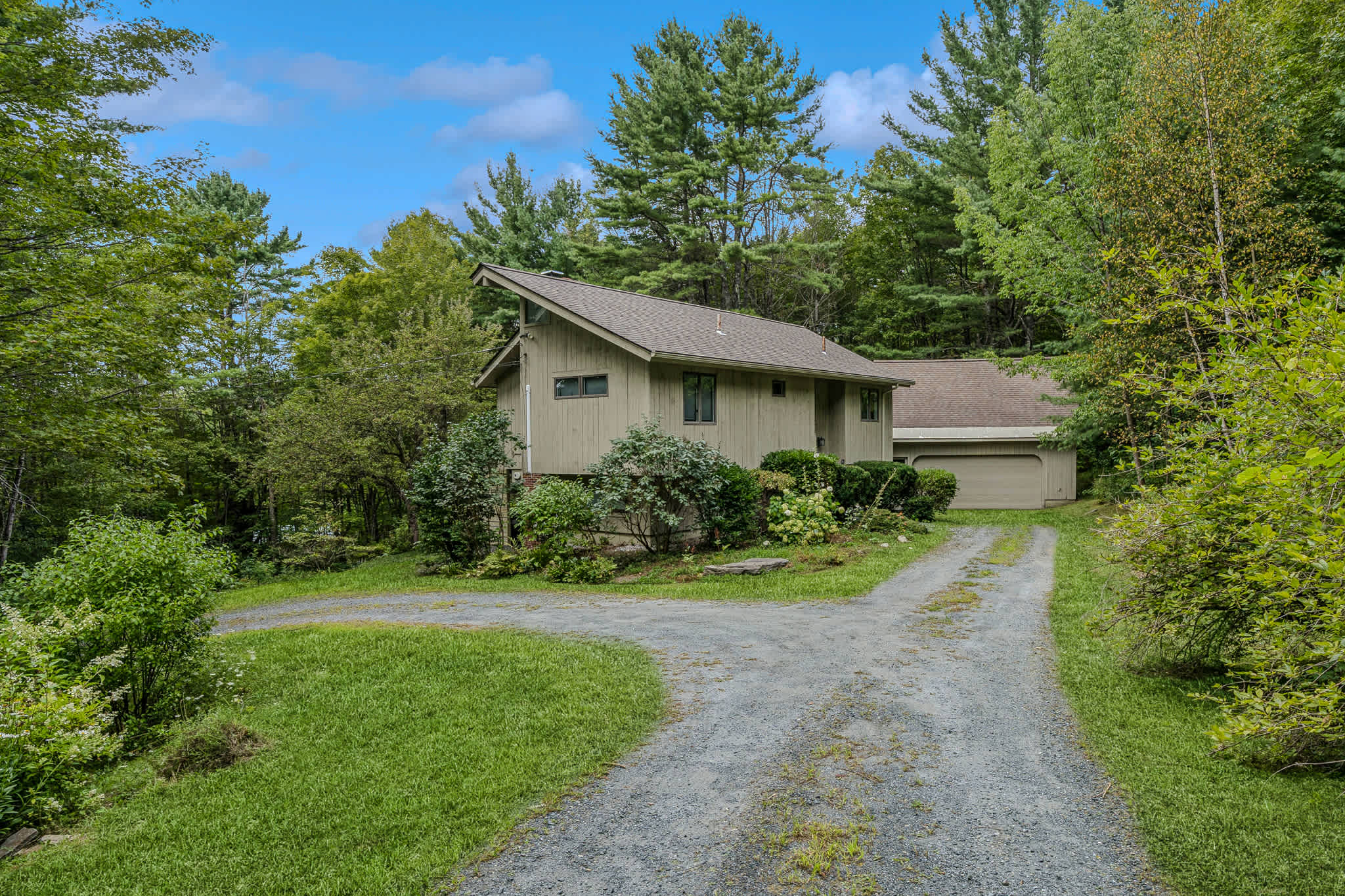 Spa, Fireplace & Pet Friendly - Top of the Hill