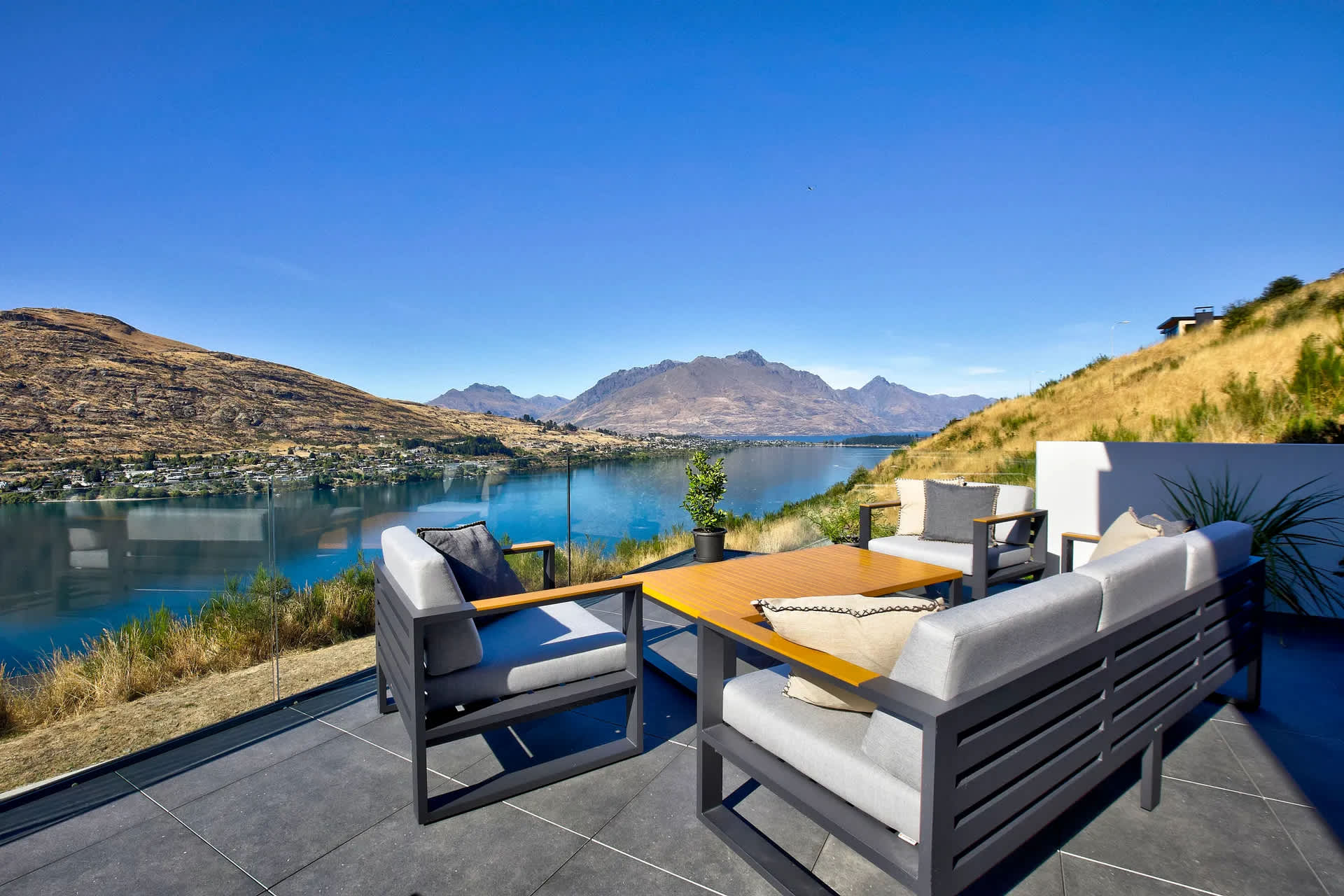 Alfresco dining with Remarkables mountain backdrop
