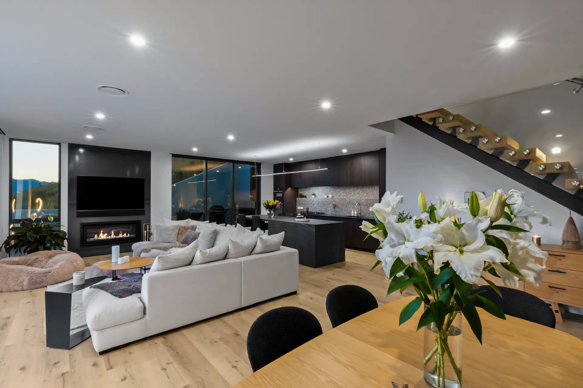 Indoor–outdoor flow to terrace and alfresco dining