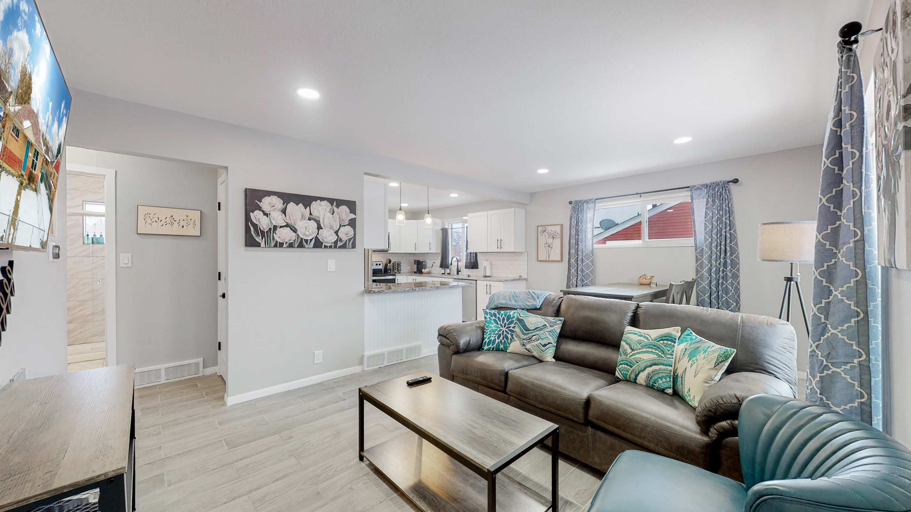 Spacious Retreat With Two Kitchens And Fenced Backyard - Charming Getaway - Westminster, CO