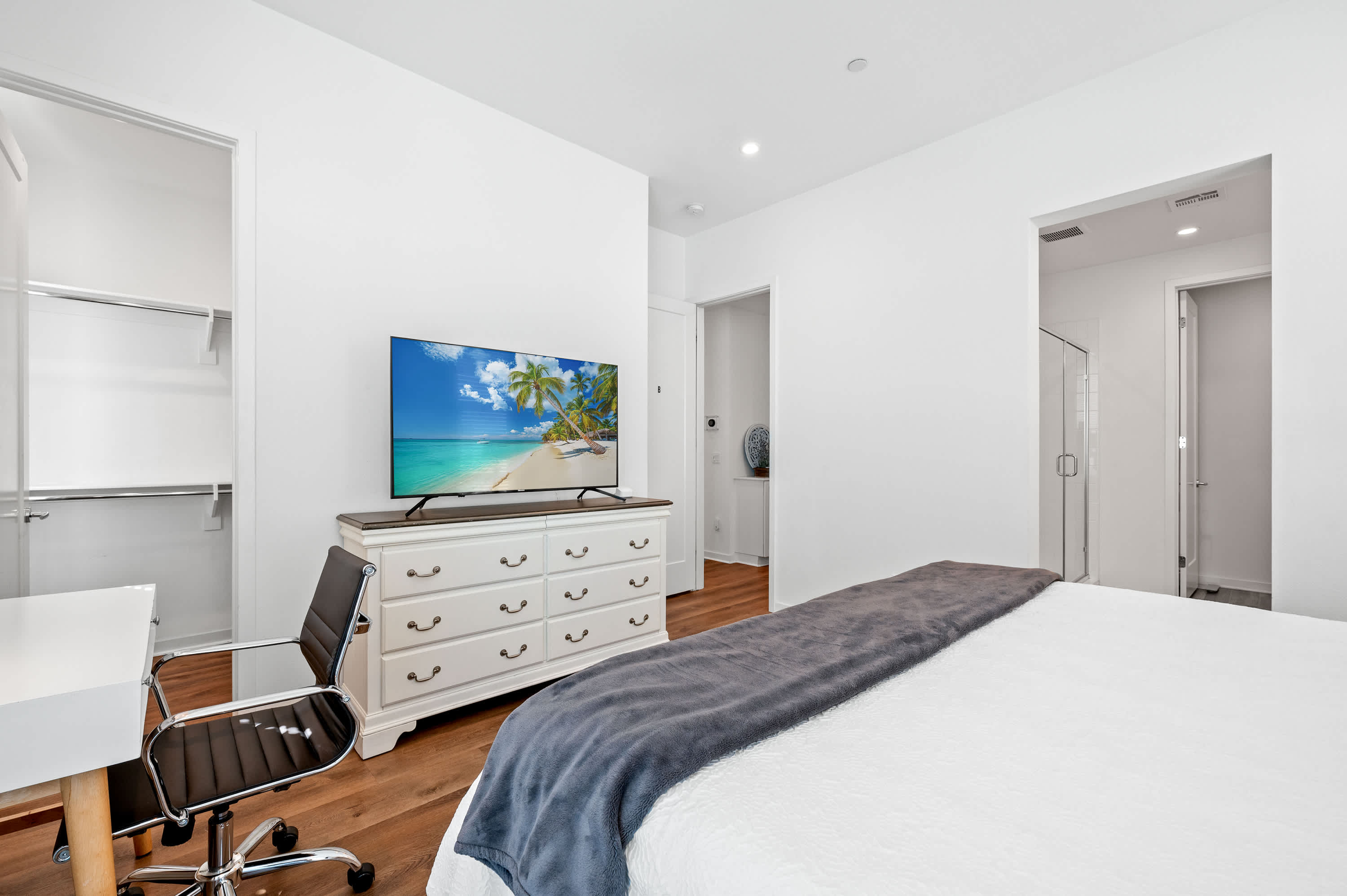 Irvine 1 BR Furnished Home photo 2