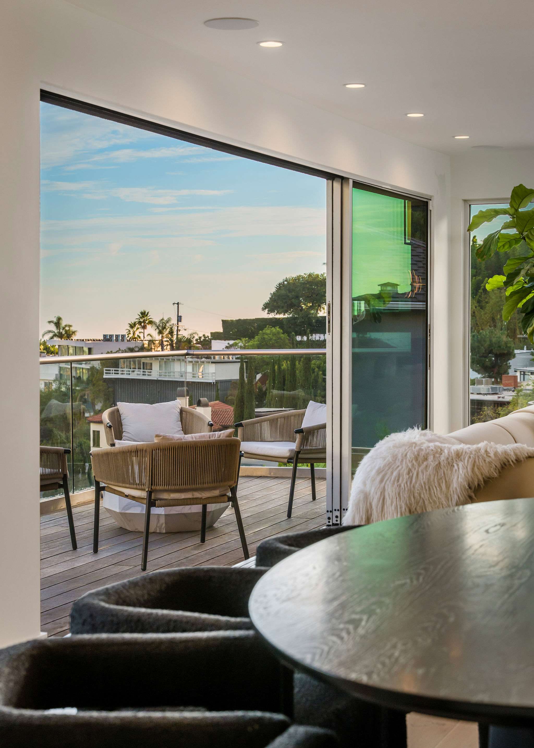 Breathtaking city views from the dining room, living room and kitchen!