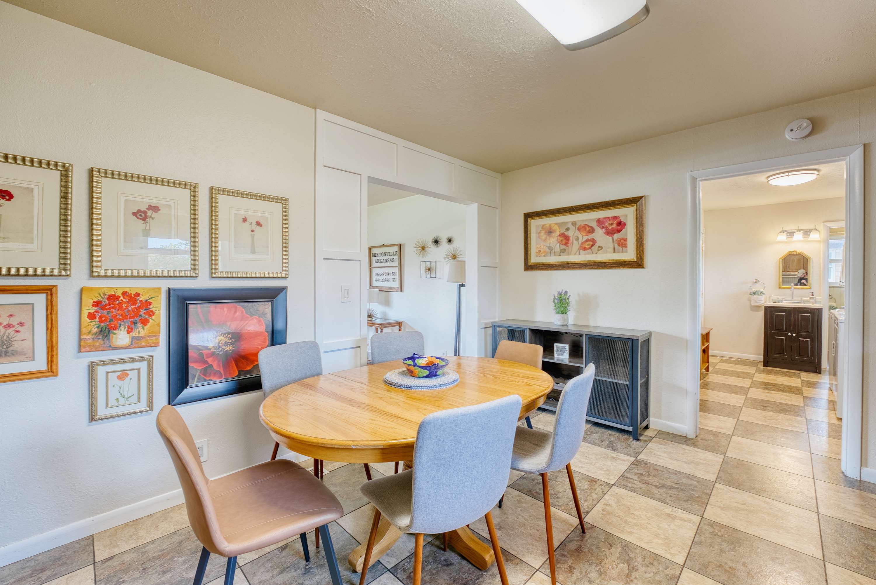 Fenced Backyard Oasis And Cozy Living Area - Charming Bentonville Retreat - Bentonville, AR