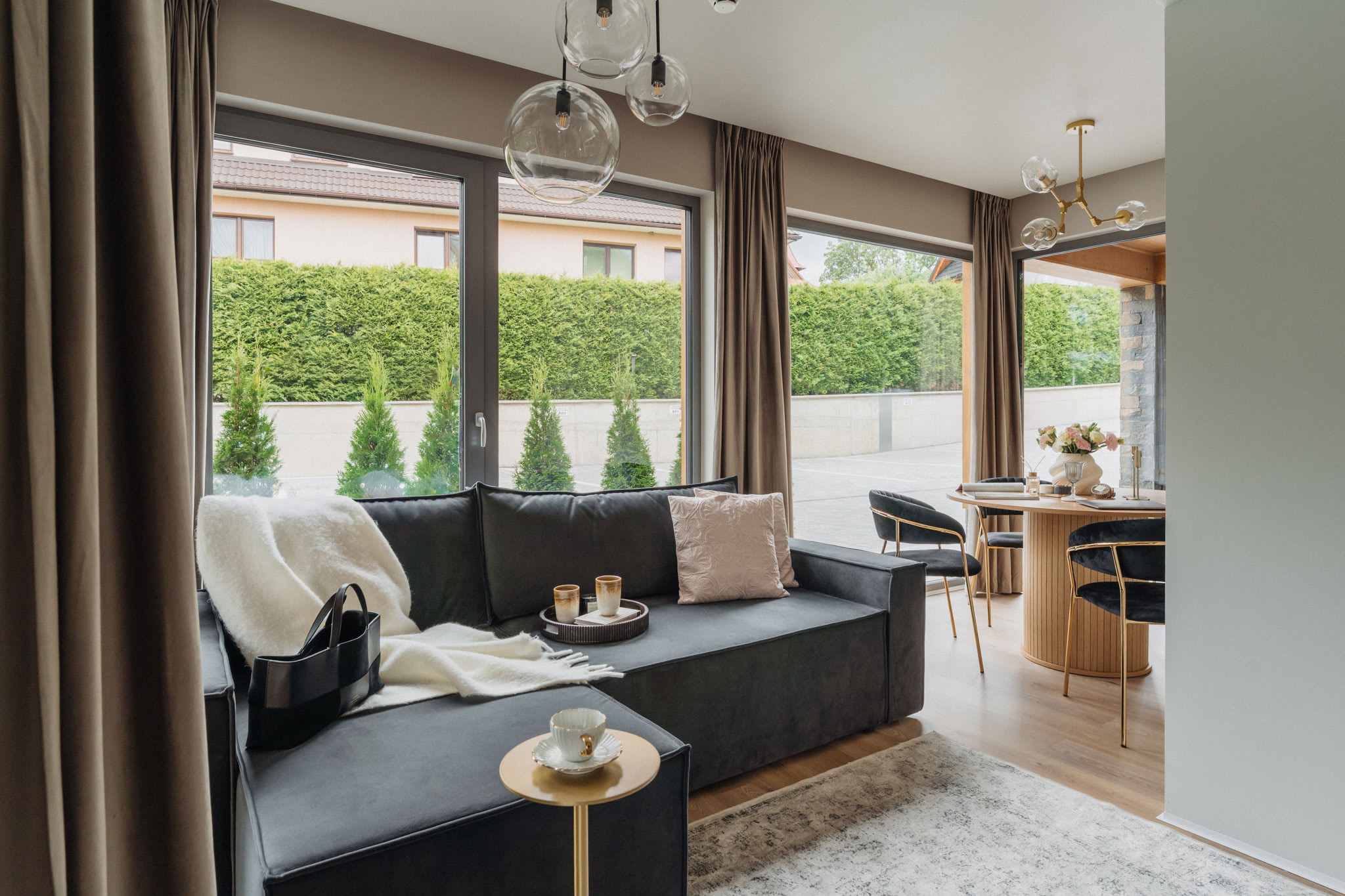 Apartment with Balcony and Mountain View