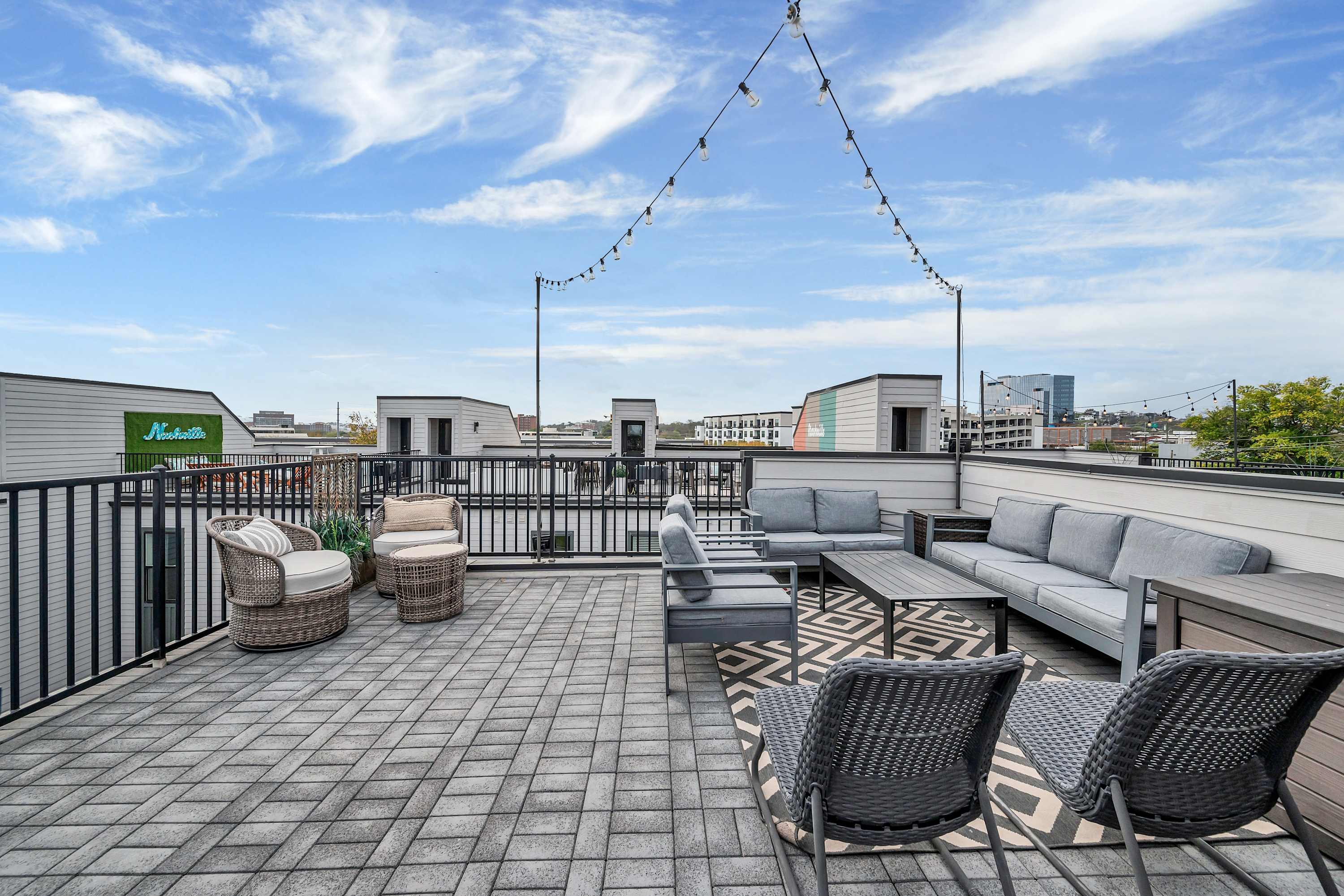 Dreamy Downtown Nashville Stay • Rooftop Views + Walkable