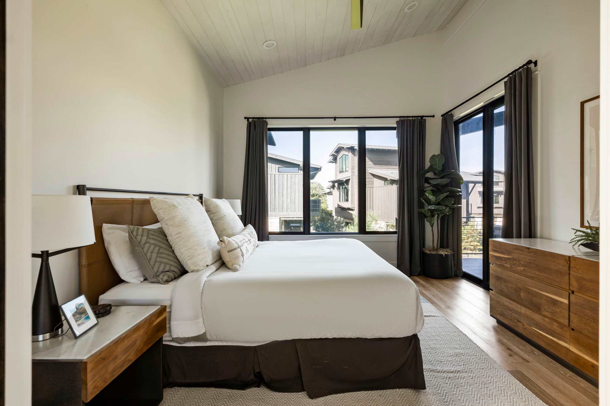 Luxe 3BR Lake Escape | BBQ, Firepit & Pickleball 6