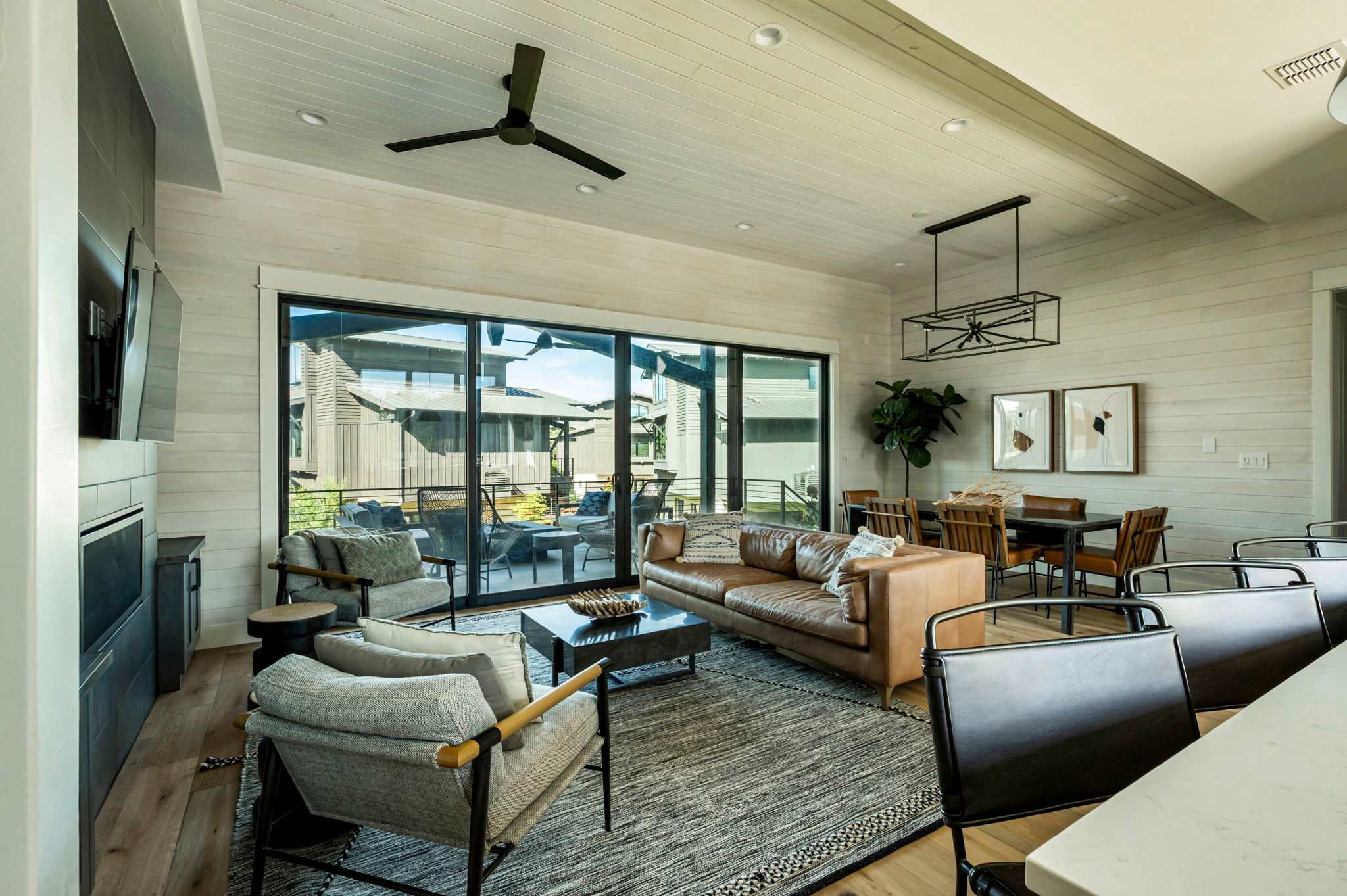 Luxe 3BR Lake Escape | BBQ | Firepit | Pickleball