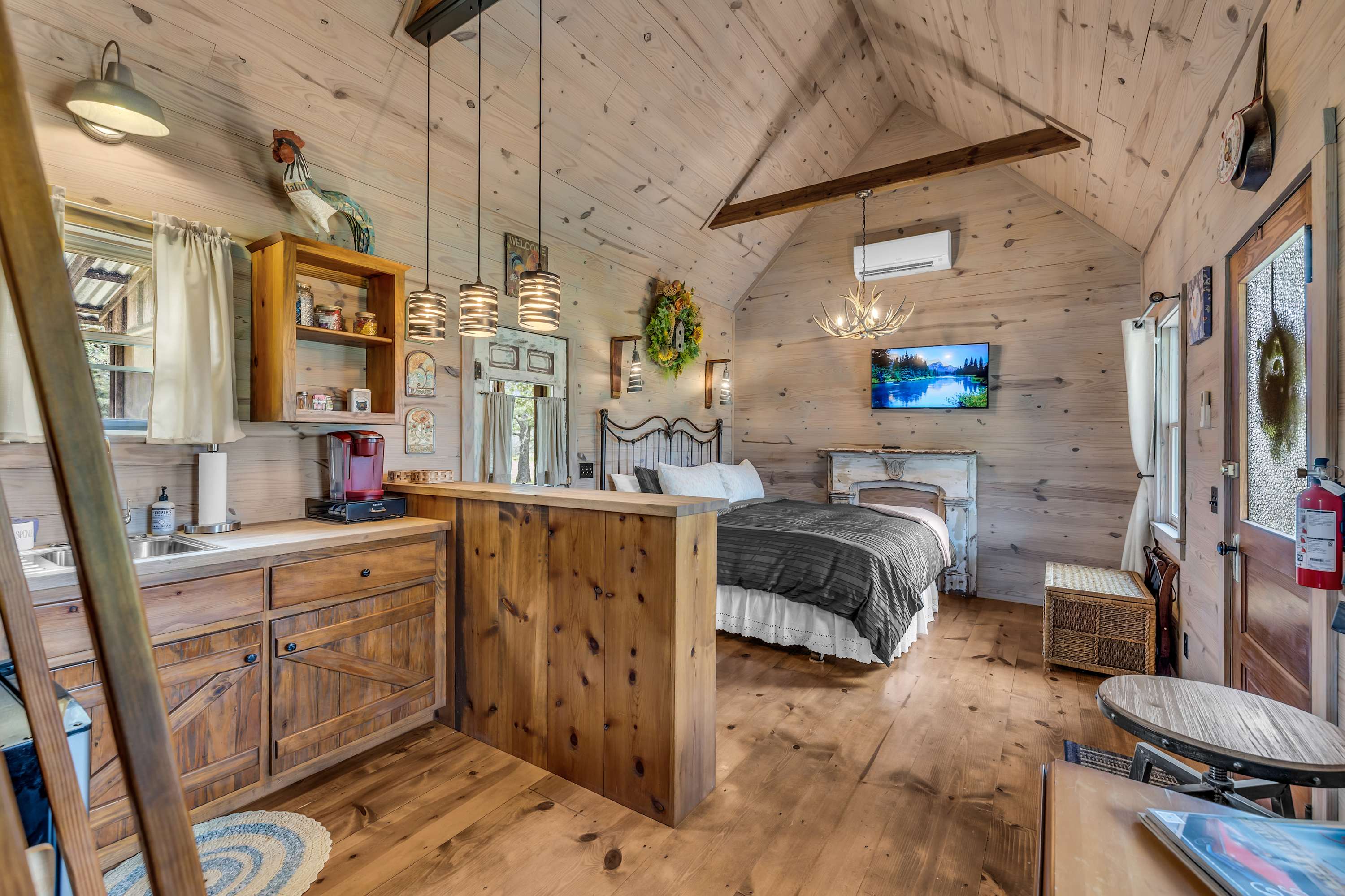 Cabins Out Back-Roost | Photo 10