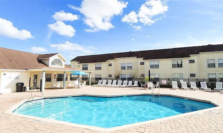 Quiet 3BR retreat - pool, gym & Disney close