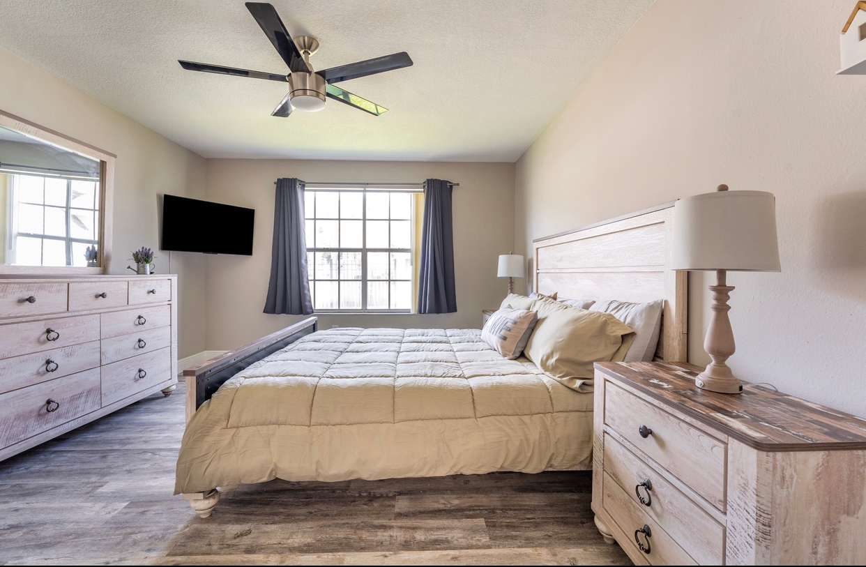 Quiet 3BR retreat - pool, gym & Disney close