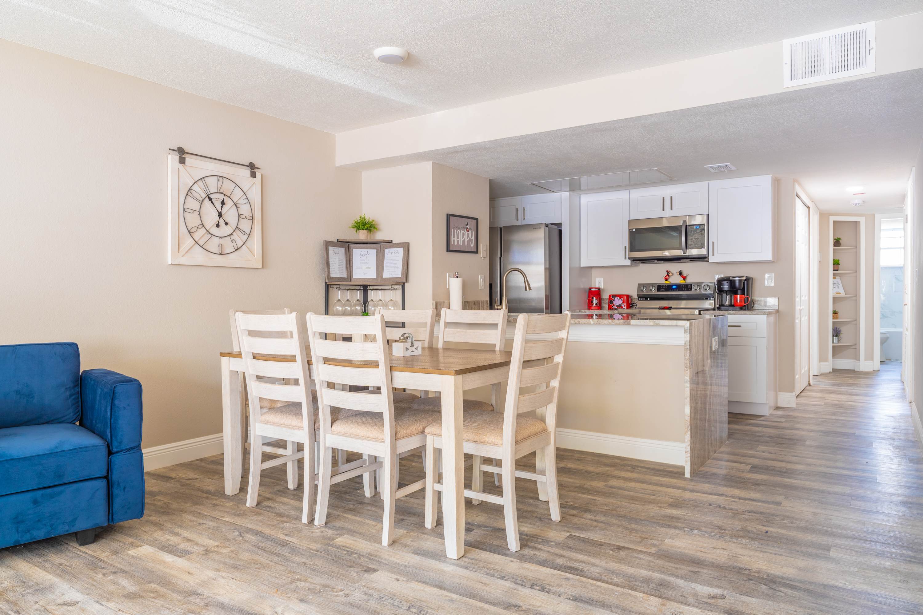 Quiet 3BR retreat - pool, gym & Disney close