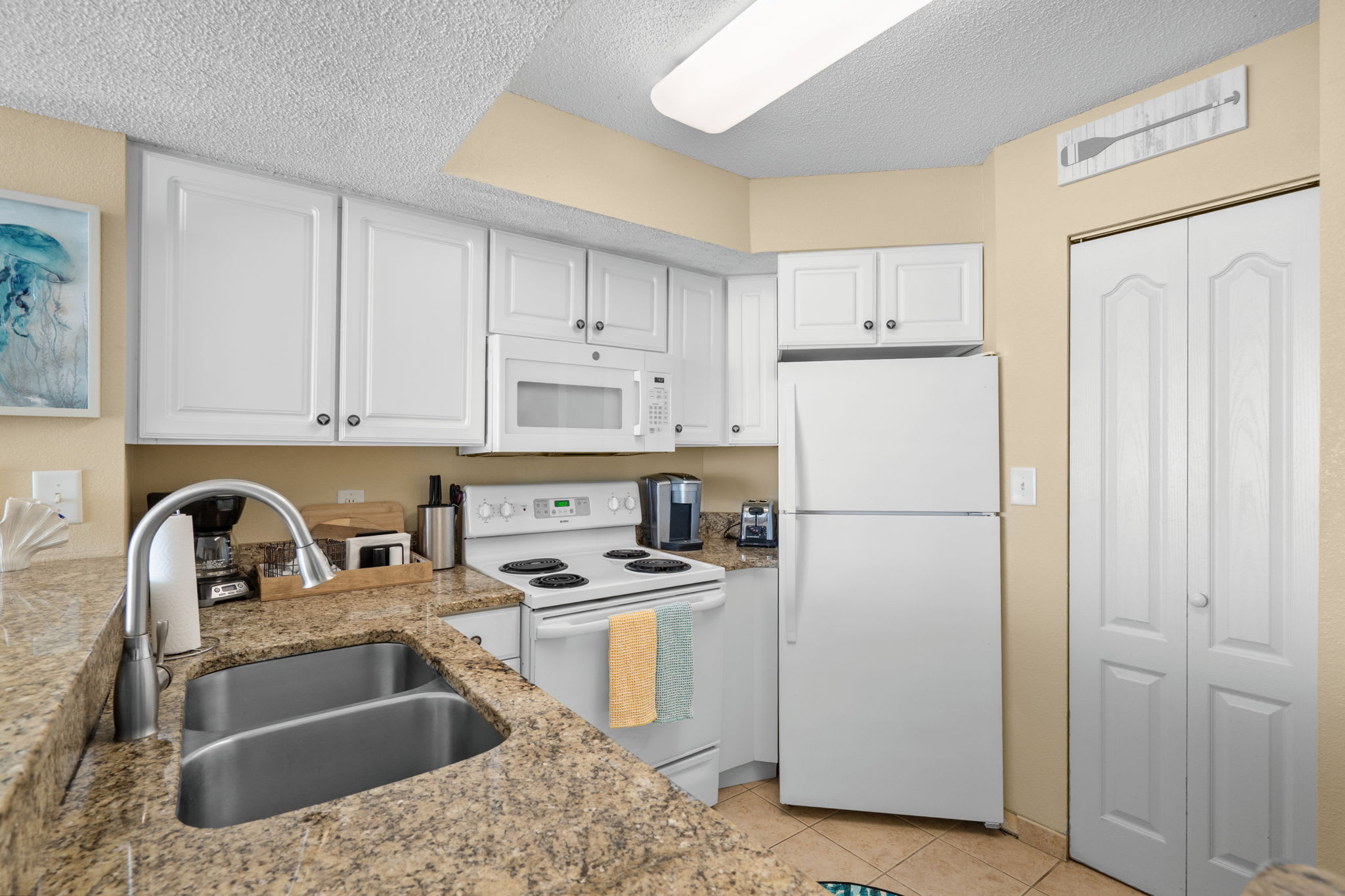 Modern kitchen, ready to use.