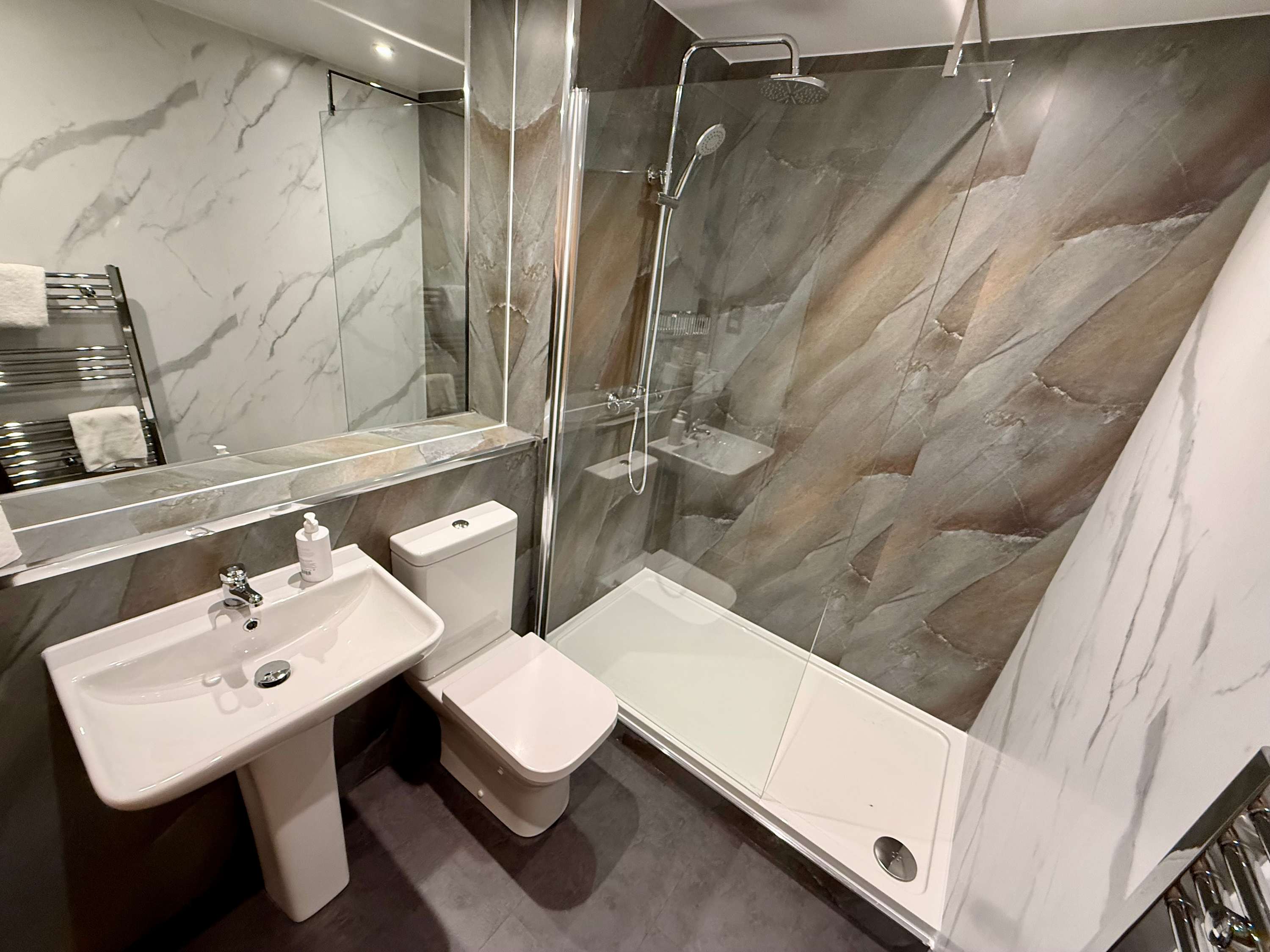 Spacious Art Flat in Glasgow's West End in 35 Grant Street G3 6HJ - Property image 6 - VivreStays