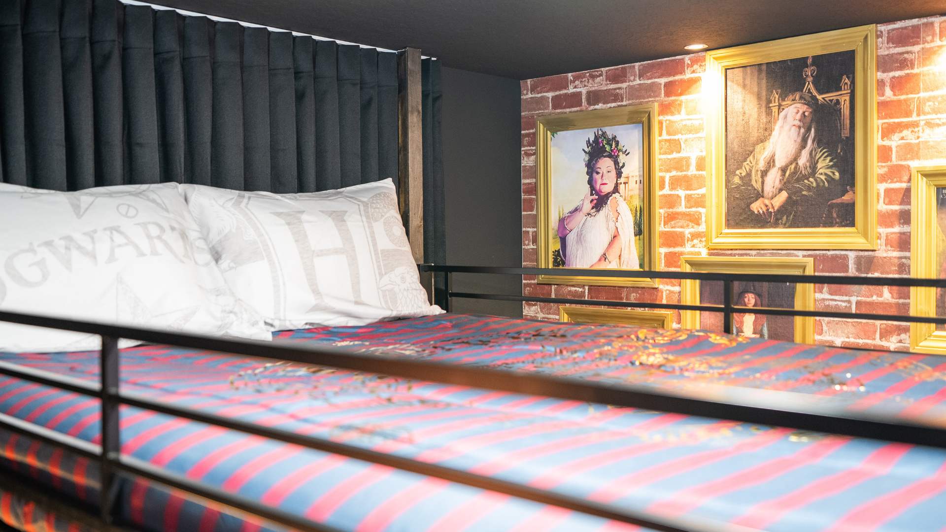 Hogwarts themed bedroom with 1 bunk bed and smart TV