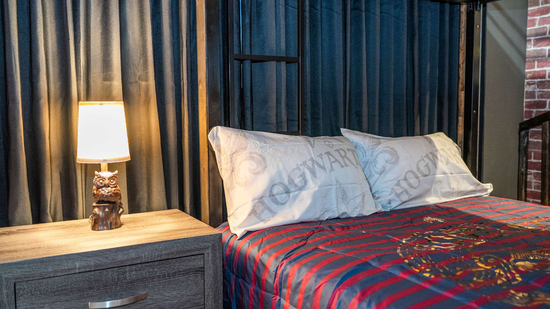 Hogwarts themed bedroom with 1 bunk bed and smart TV