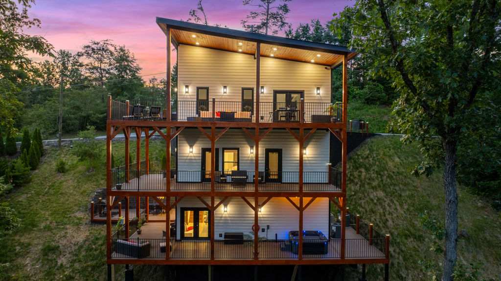 NEW,2 Miles to DTWN, Great Views, Modern Chalet — Gatlinburg, TN — vacation rental