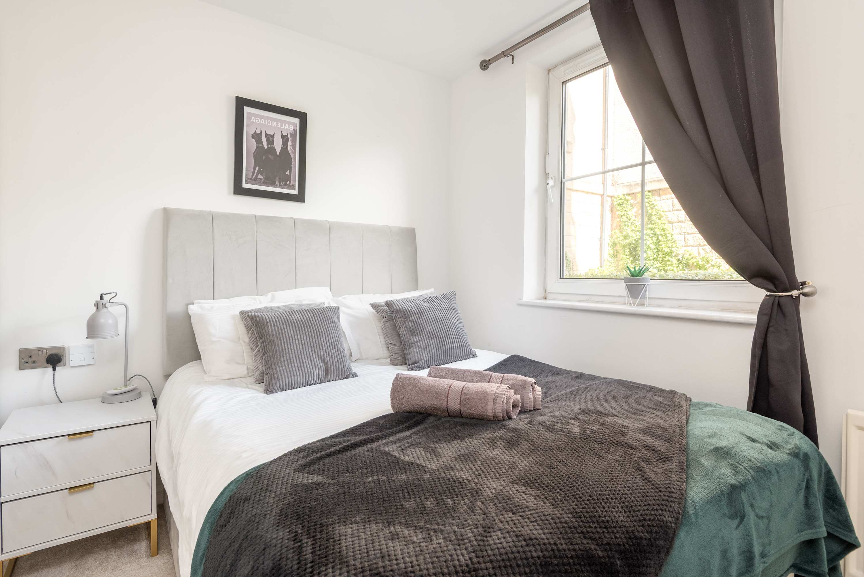 Spacious Apt Stay - Near City Centre & Tram -Walk to Leith in Edinburgh EH6 - Property image 2 - VivreStays