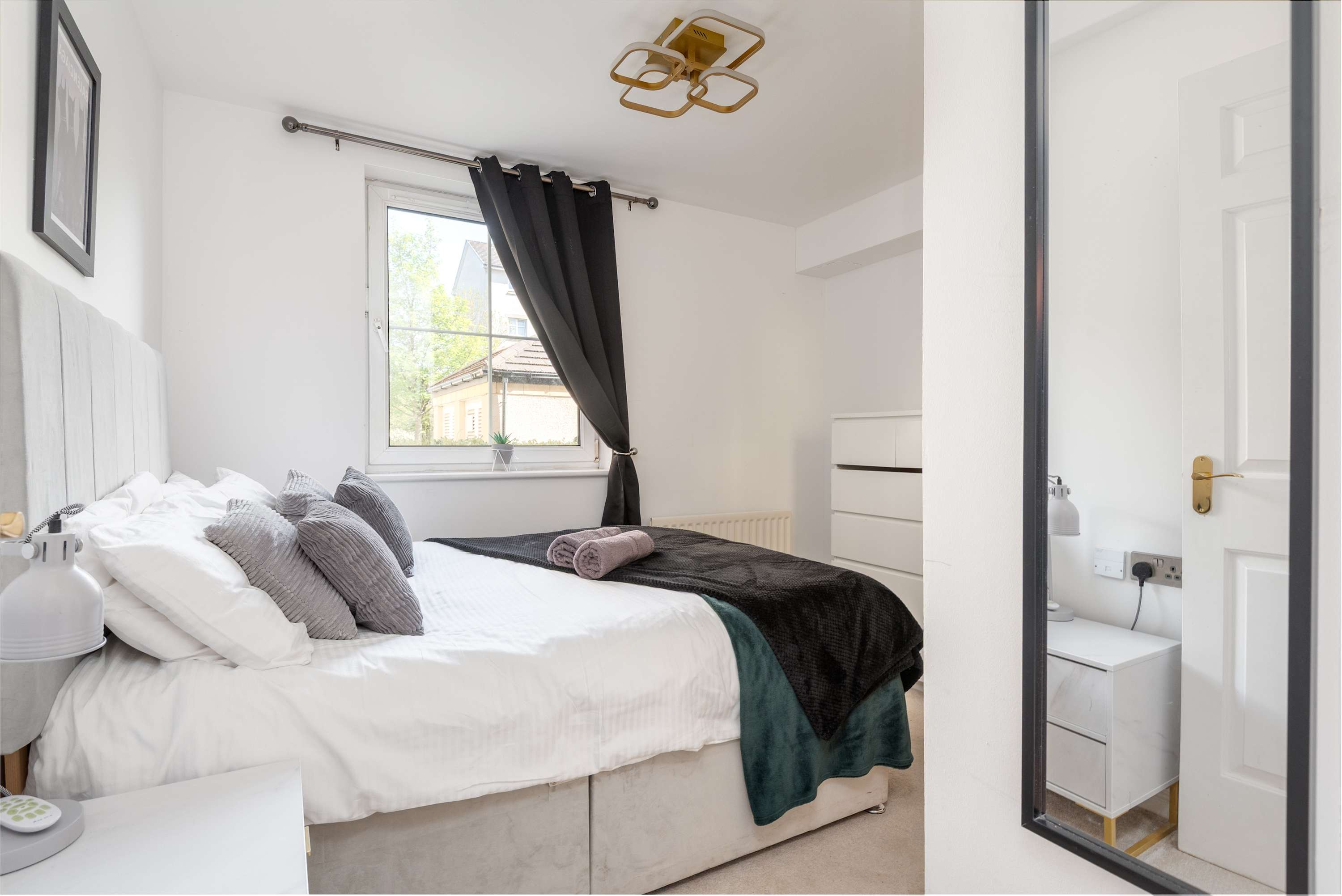 Spacious Apt Stay - Near City Centre & Tram -Walk to Leith in Edinburgh EH6 - Property image 4 - VivreStays