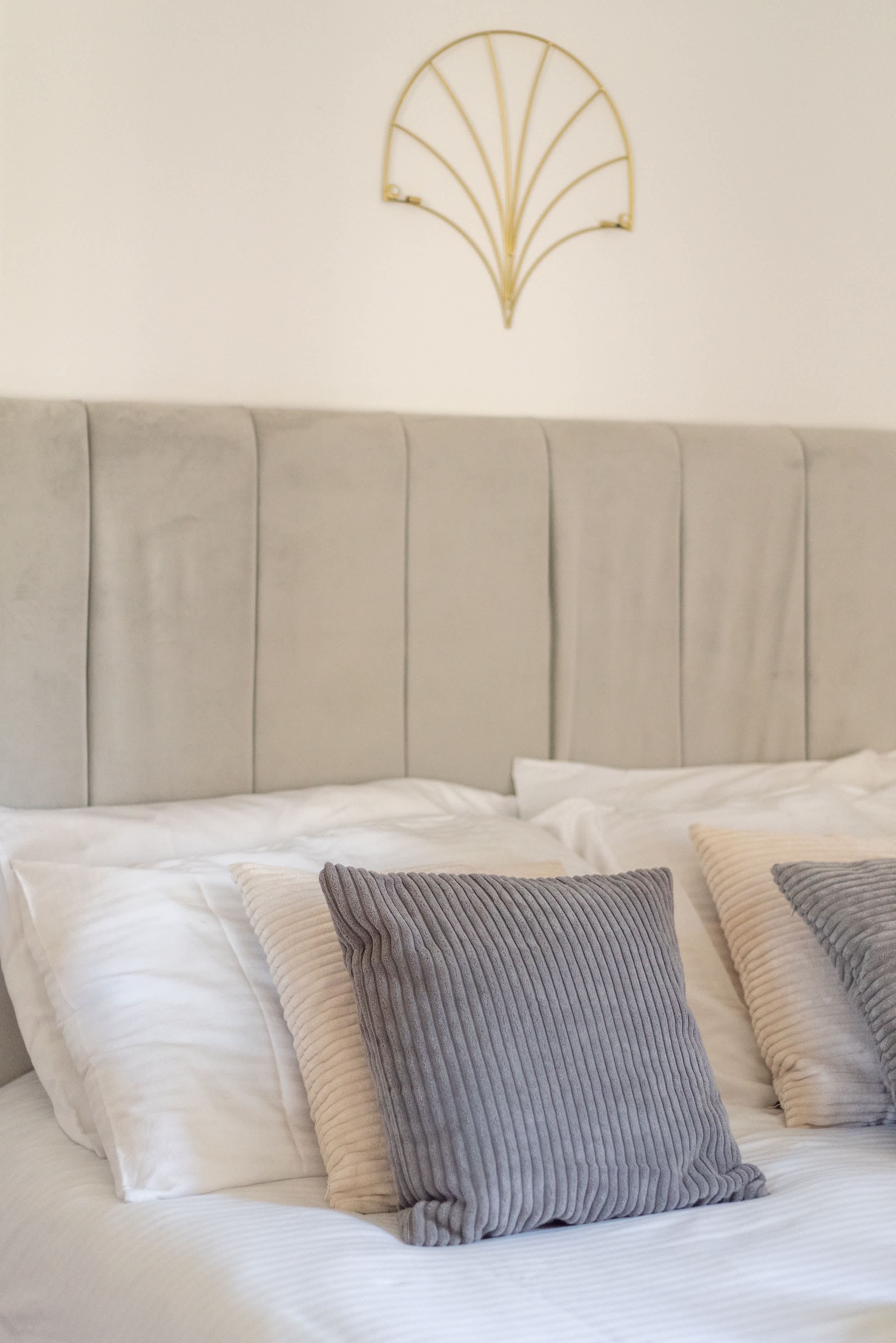 Spacious Apt Stay - Near City Centre & Tram -Walk to Leith in Edinburgh EH6 - Property image 15 - VivreStays