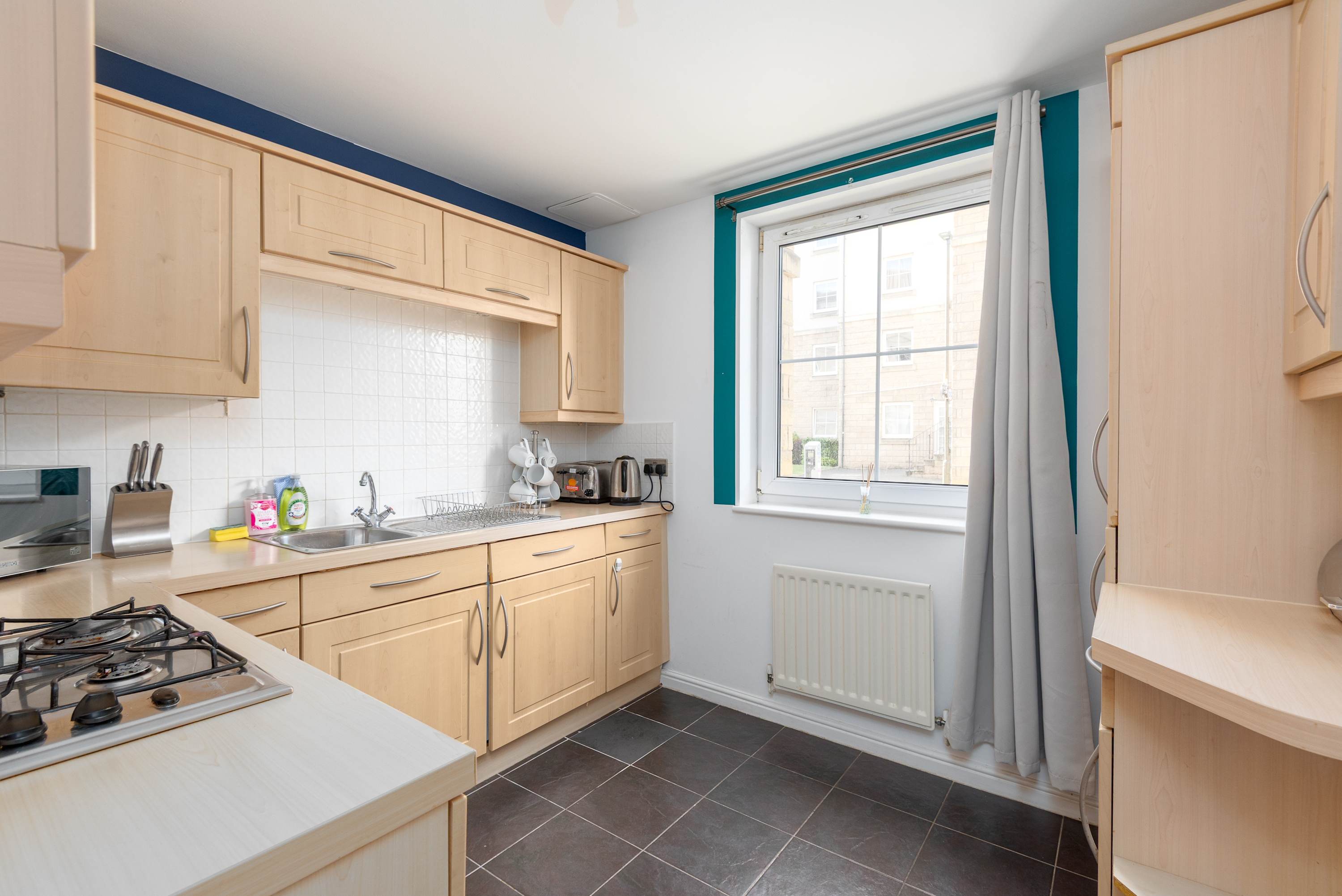 Spacious Apt Stay - Near City Centre & Tram -Walk to Leith in Edinburgh EH6 - Property image 6 - VivreStays