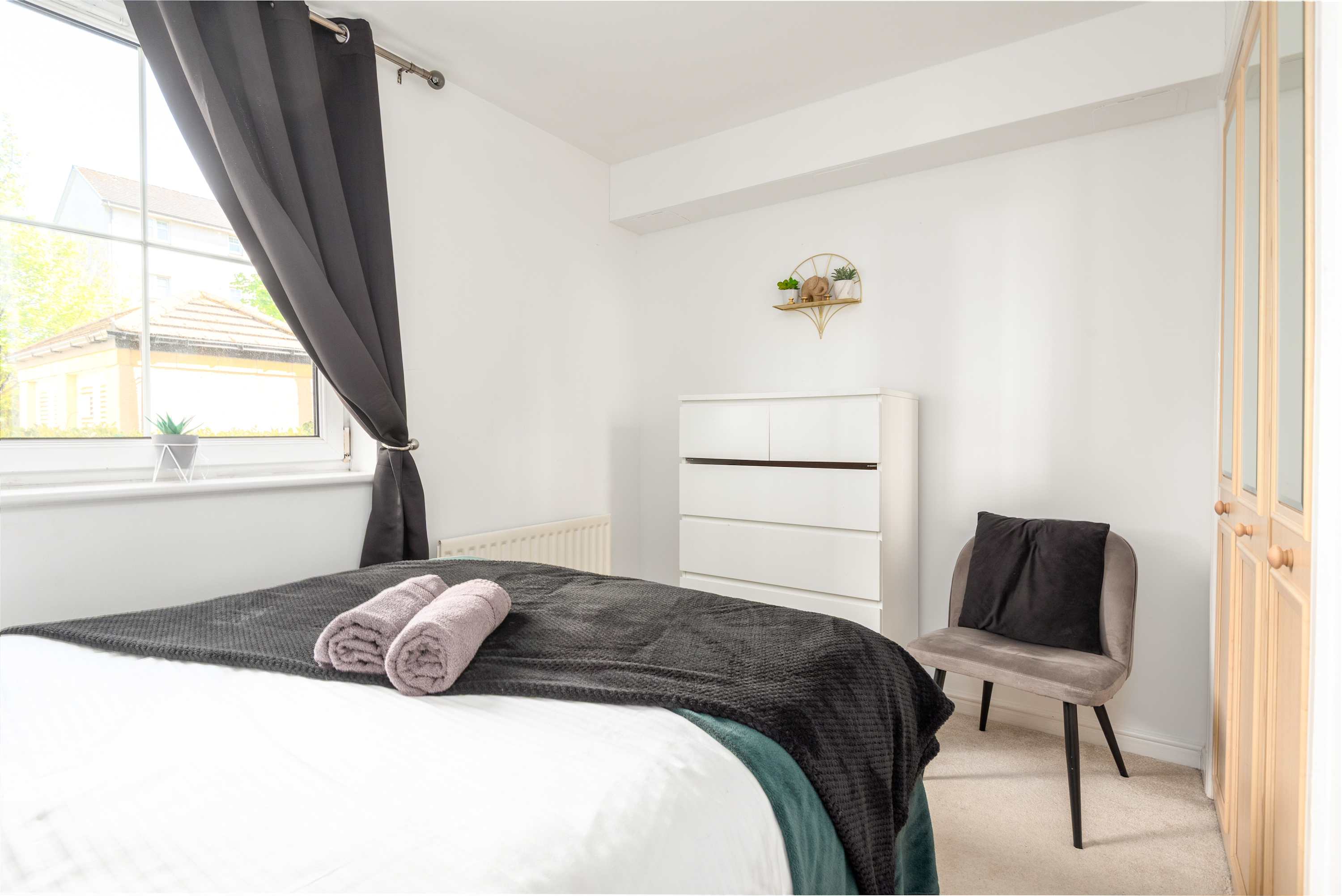 Spacious Apt Stay - Near City Centre & Tram -Walk to Leith in Edinburgh EH6 - Property image 14 - VivreStays