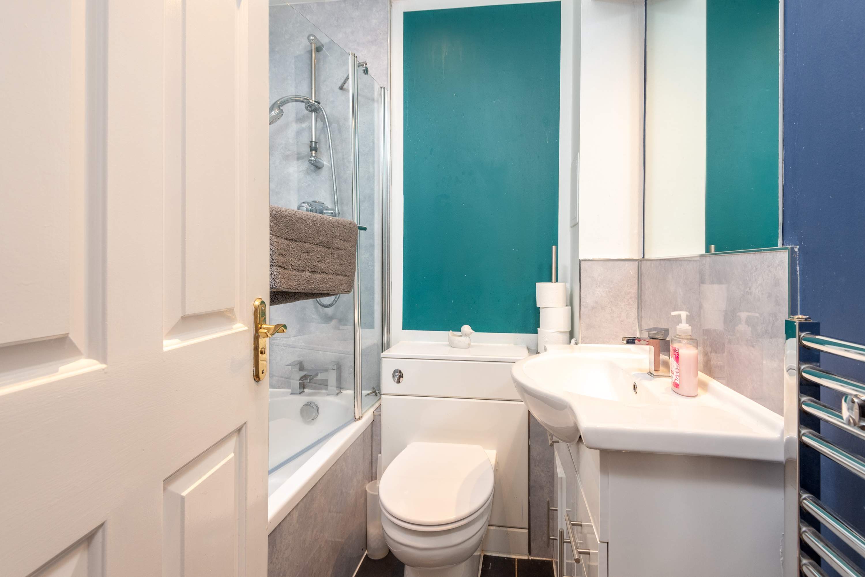 Spacious Apt Stay - Near City Centre & Tram -Walk to Leith in Edinburgh EH6 - Property image 25 - VivreStays