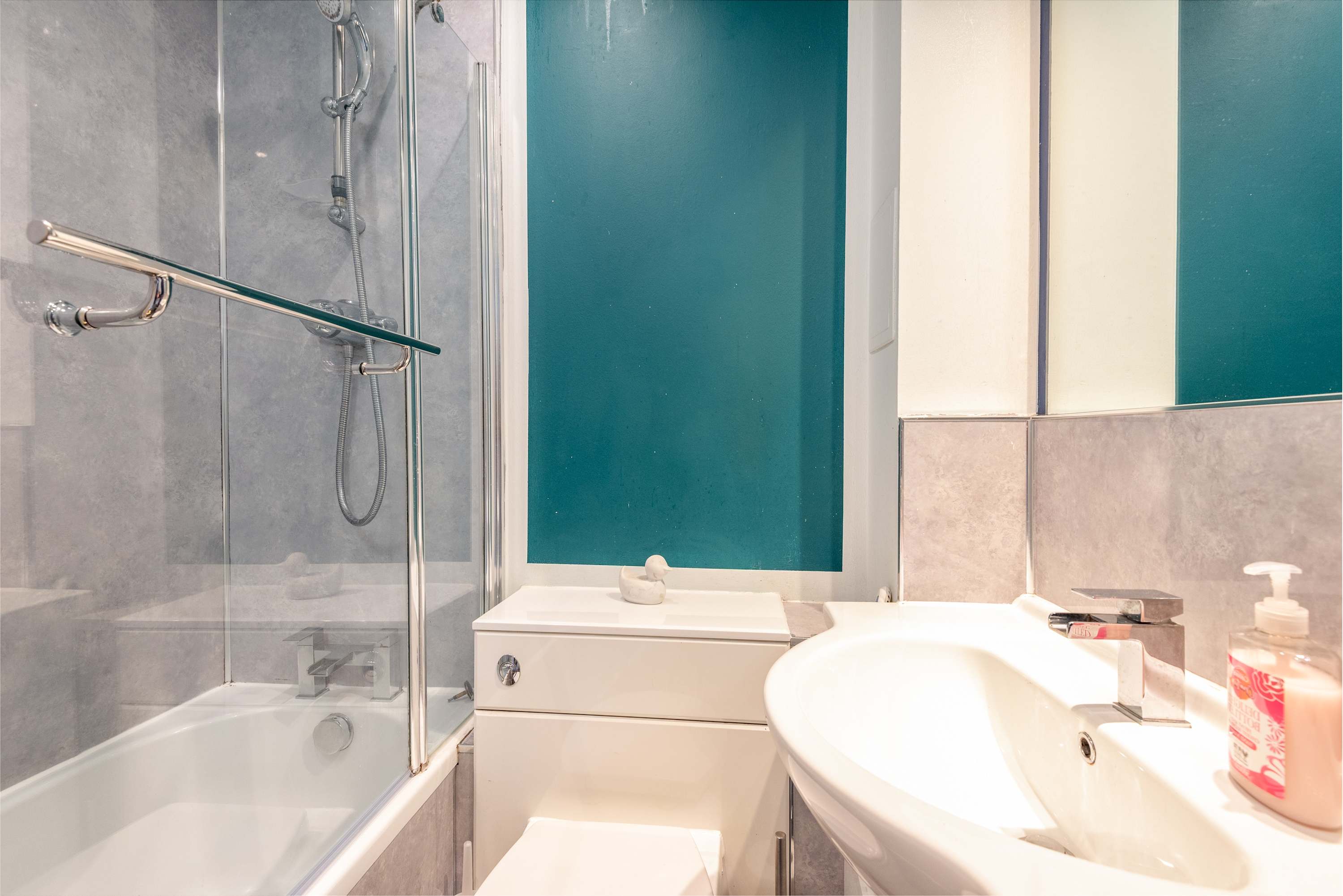 Spacious Apt Stay - Near City Centre & Tram -Walk to Leith in Edinburgh EH6 - Property image 26 - VivreStays