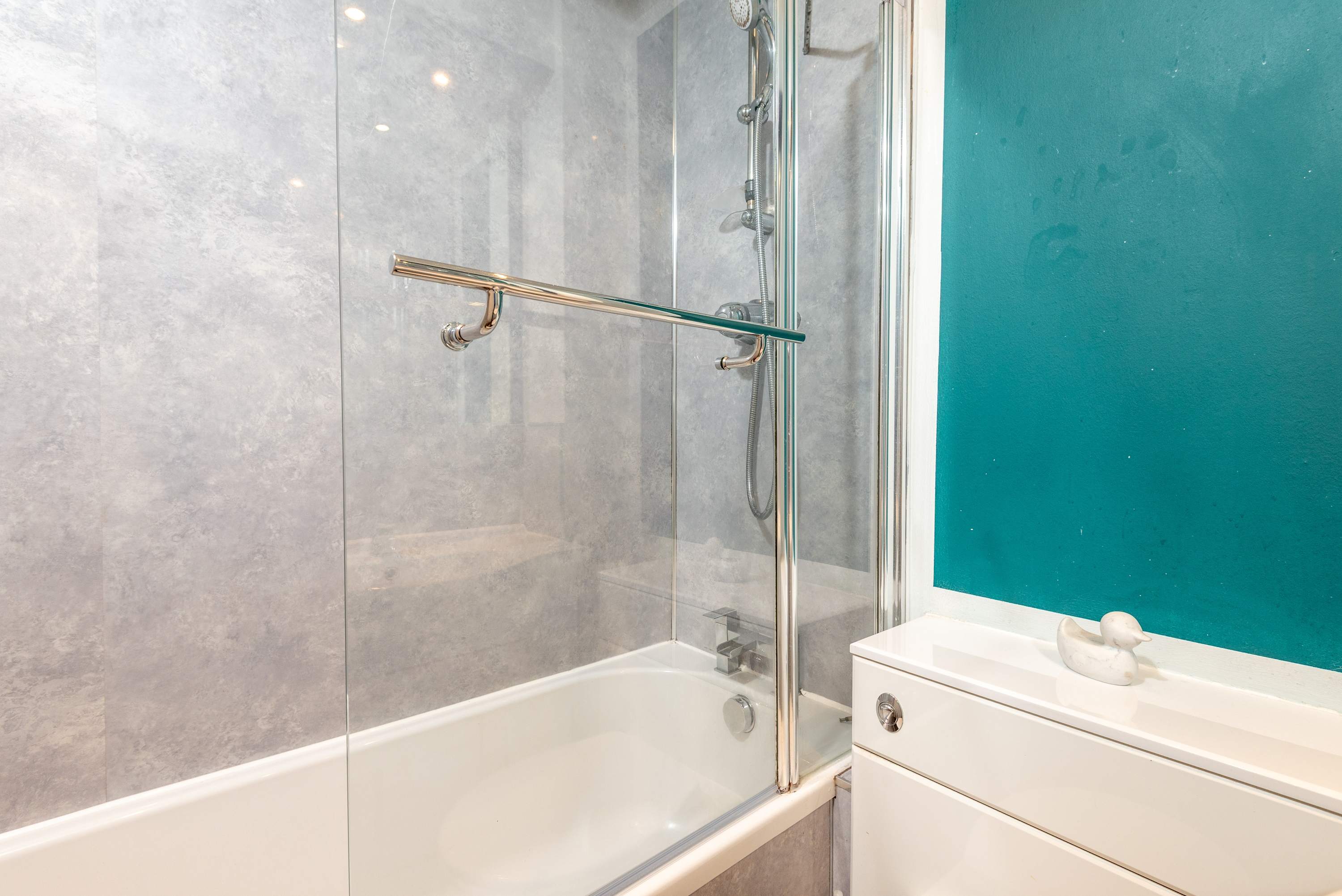 Spacious Apt Stay - Near City Centre & Tram -Walk to Leith in Edinburgh EH6 - Property image 24 - VivreStays