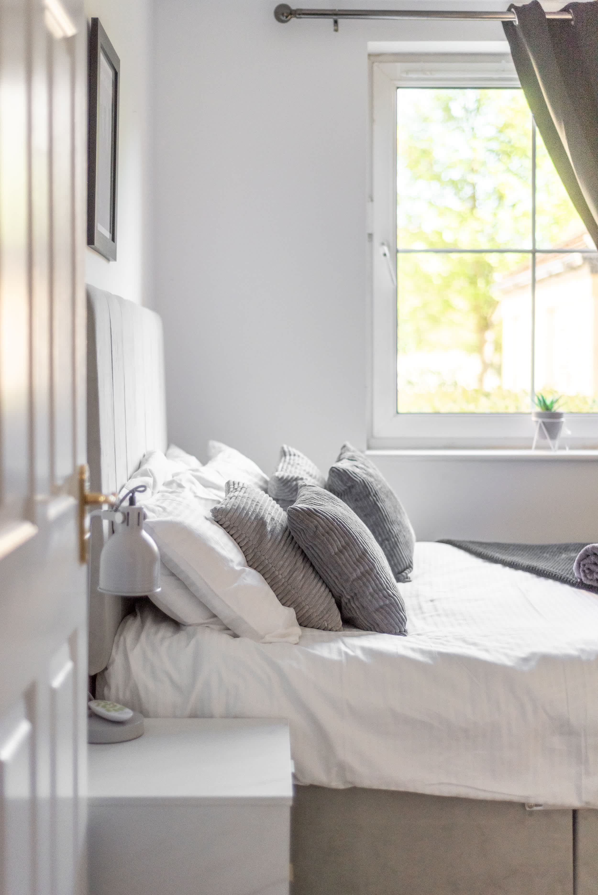 Spacious Apt Stay - Near City Centre & Tram -Walk to Leith in Edinburgh EH6 - Property image 17 - VivreStays