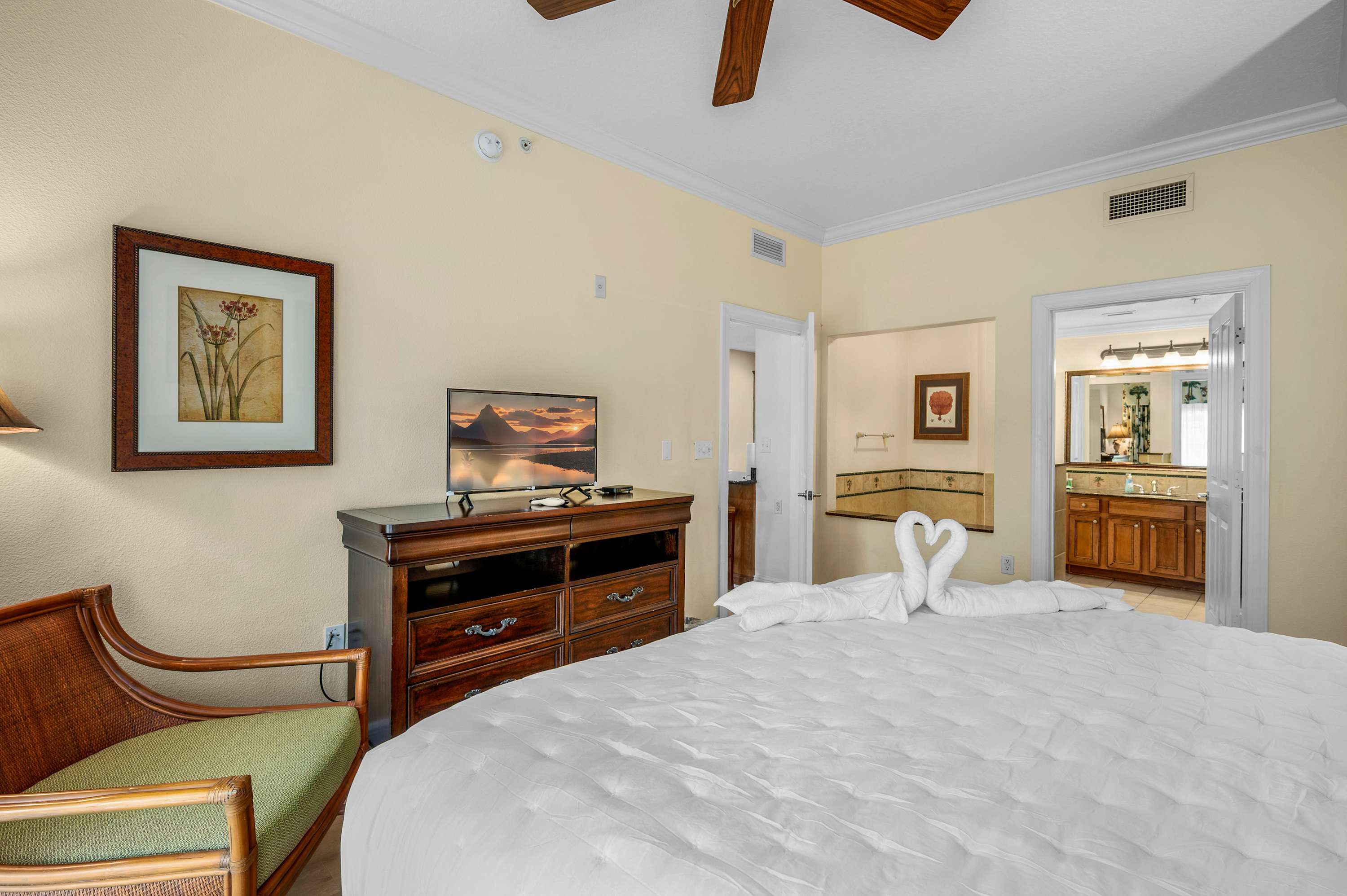 Pool, Golf Course & Reunion view! 6MI to Disney