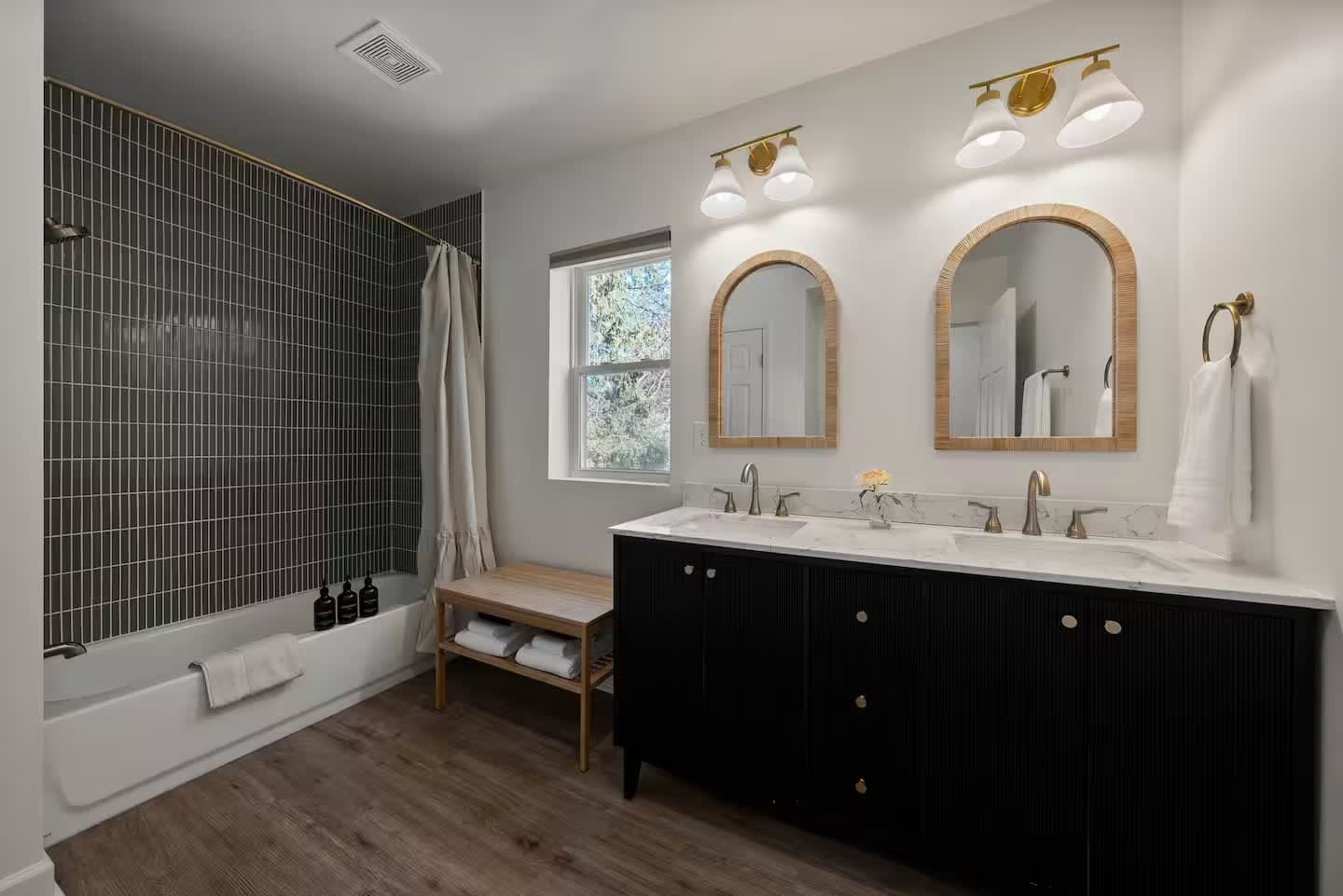 Stunning 2 BR - Parking and Walk to Park