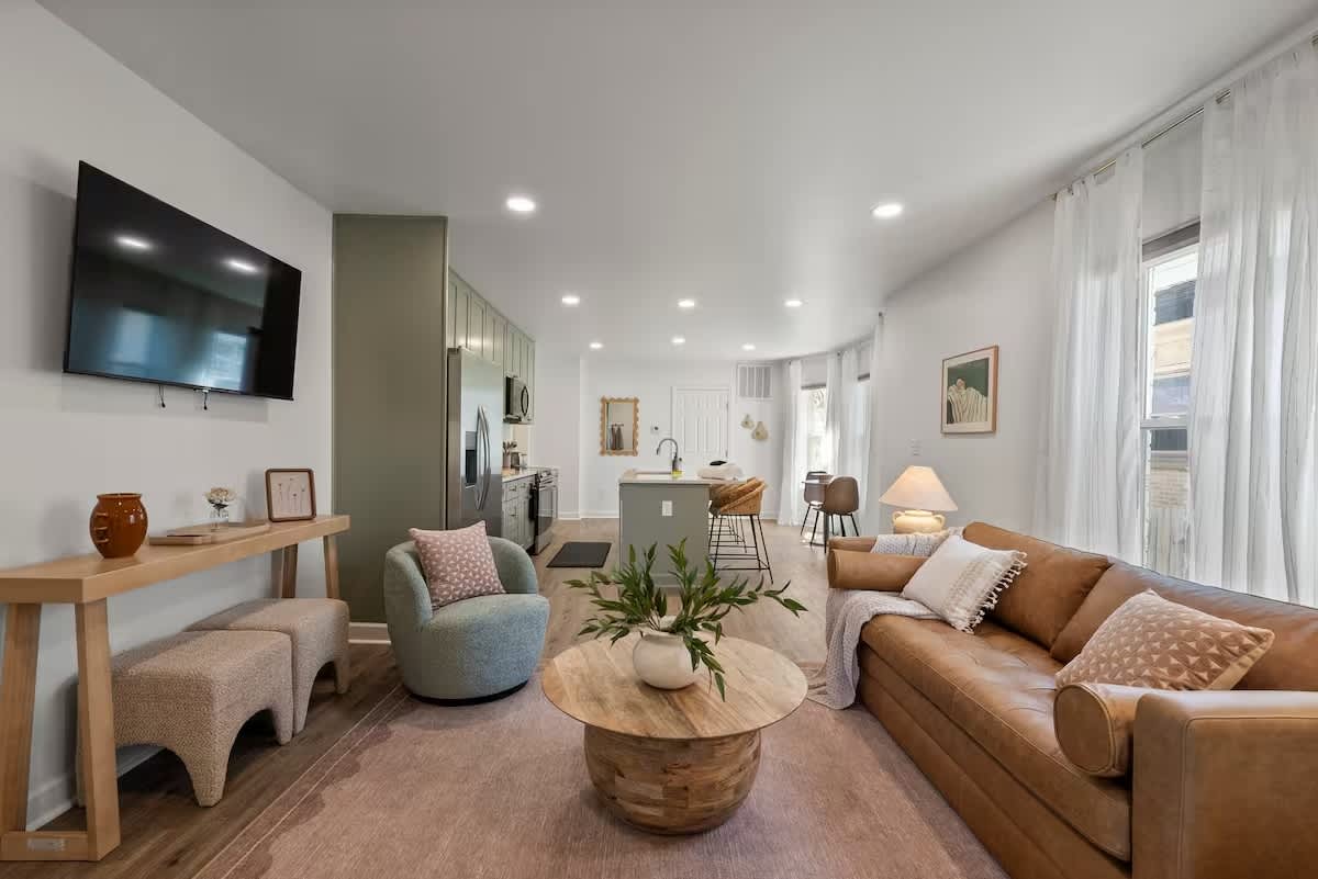 Stunning 2 BR - Parking and Walk to Park