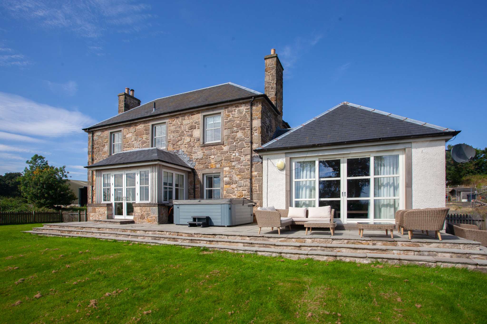 Farmhouse Retreat with Large Hot Tub serviced apartment - UK - VivreStays