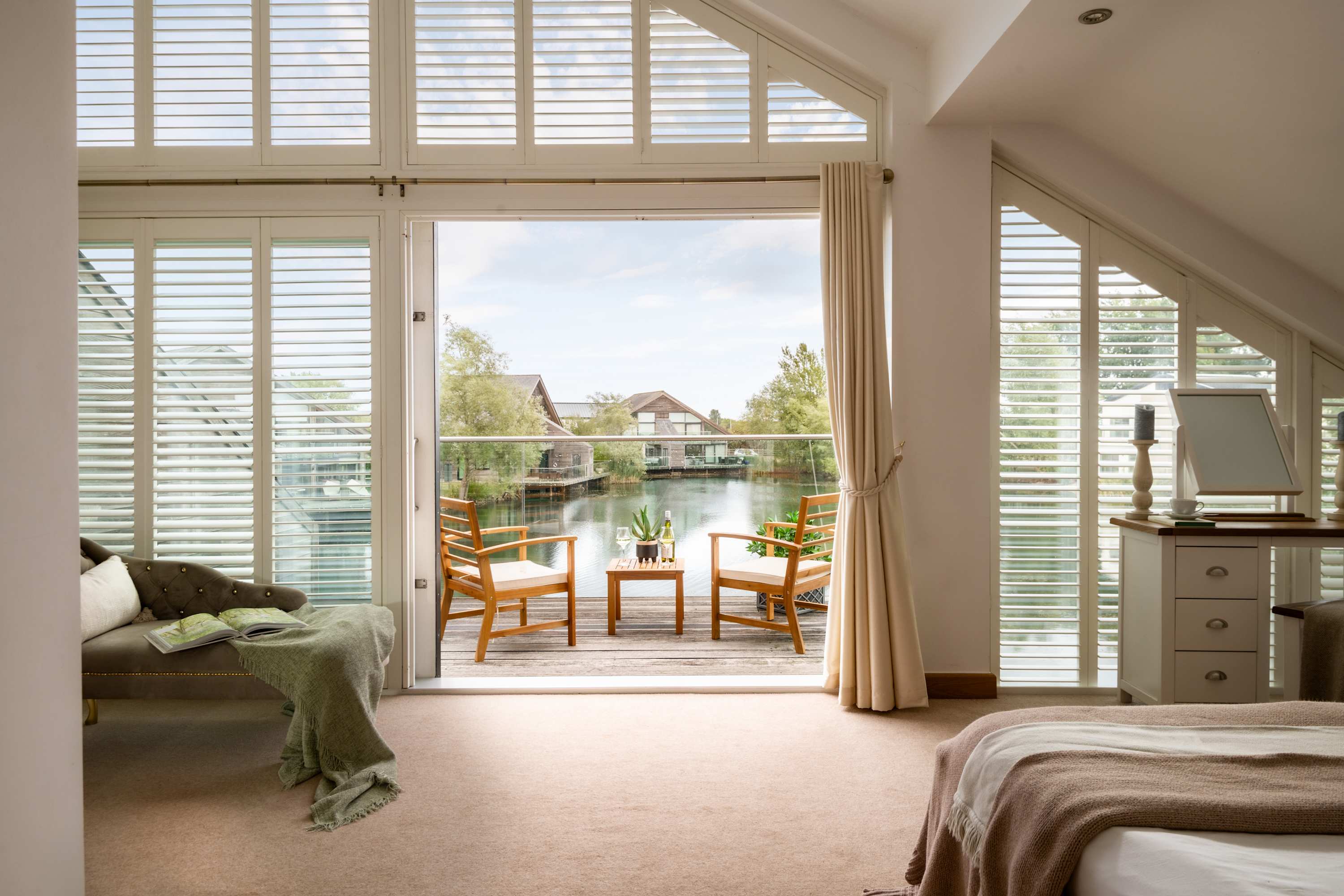 Grebe Lodge | Cotswold Lakehouse & Hot Tub — South Cerney, England — vacation rental