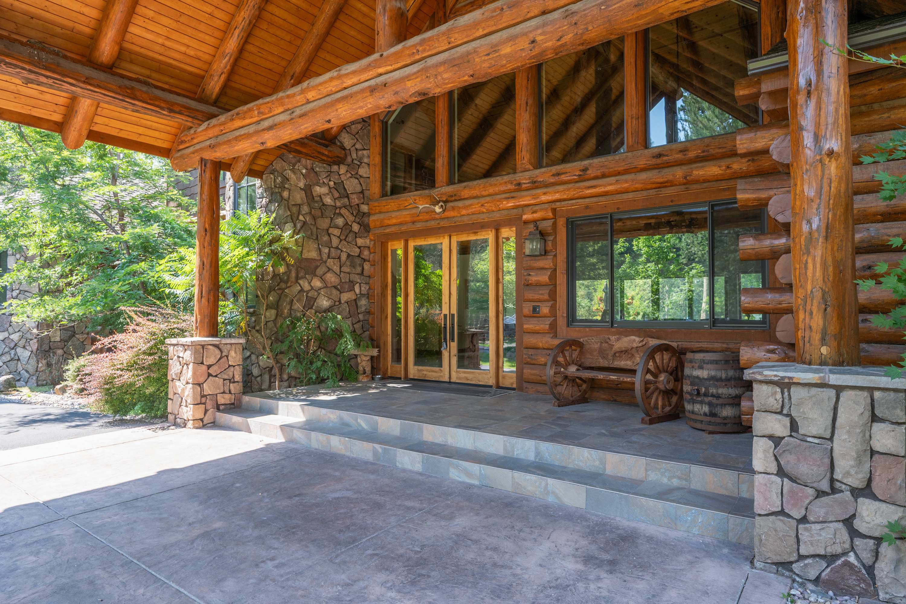 Riverfront, Pool Table | Deschutes River Lodge