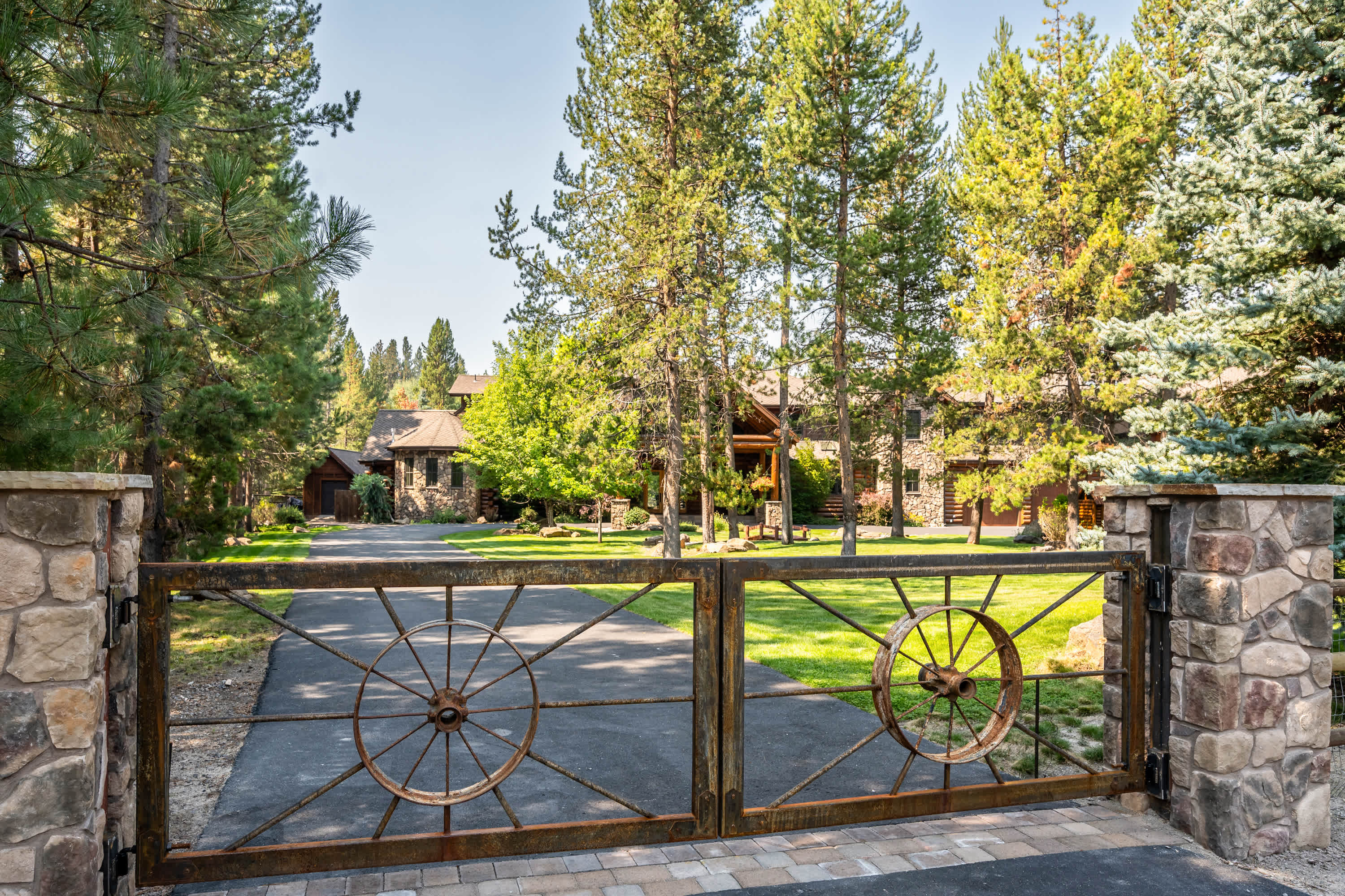 Riverfront, Pool Table | Deschutes River Lodge