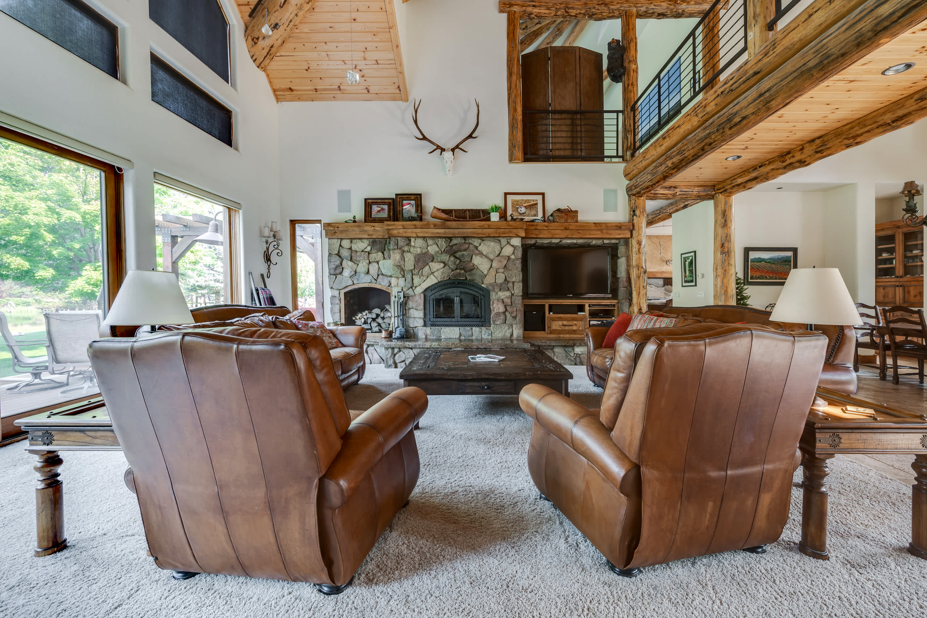 Riverfront, Pool Table | Deschutes River Lodge