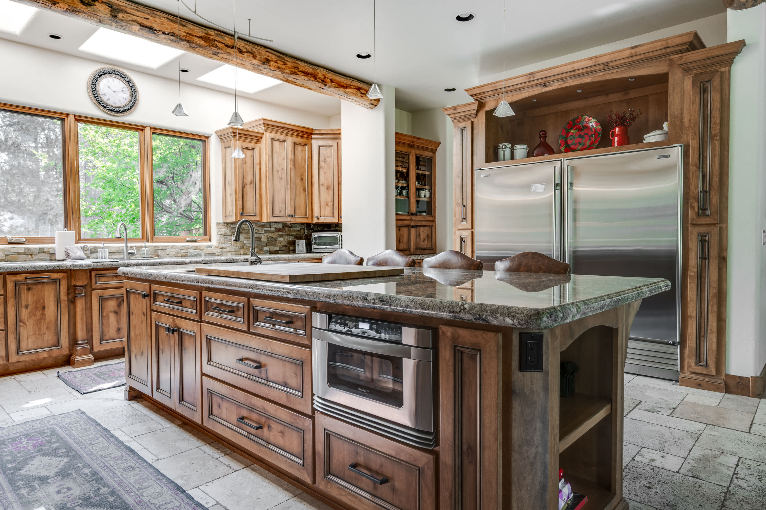 Riverfront, Pool Table | Deschutes River Lodge