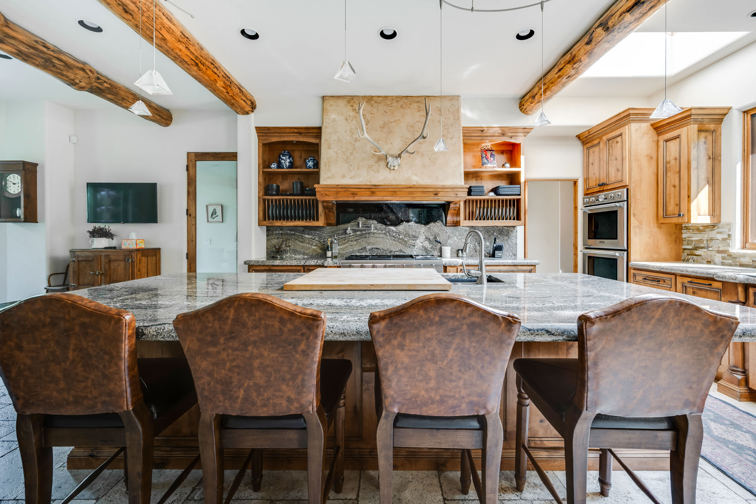 Riverfront, Pool Table | Deschutes River Lodge