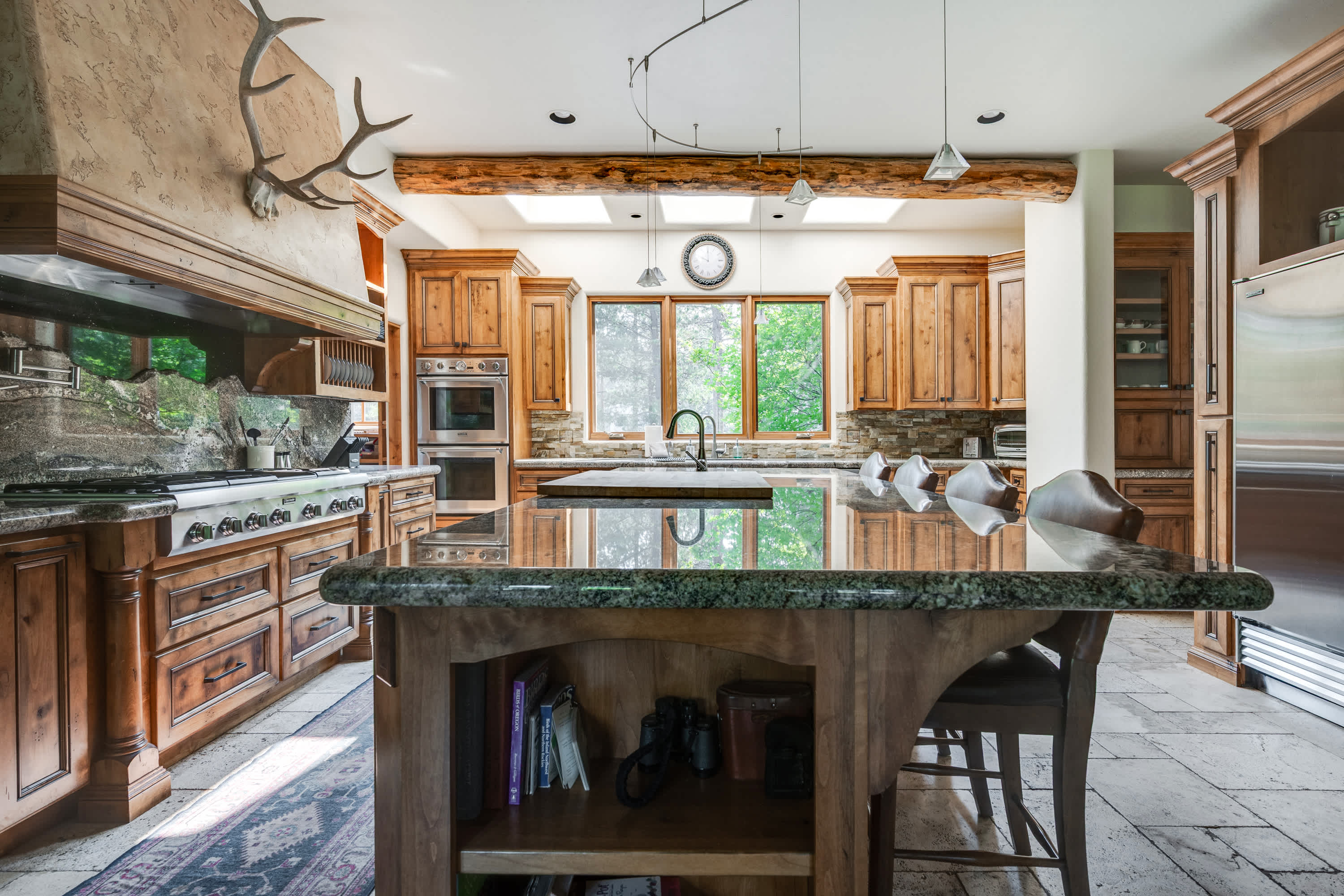 Riverfront, Pool Table | Deschutes River Lodge