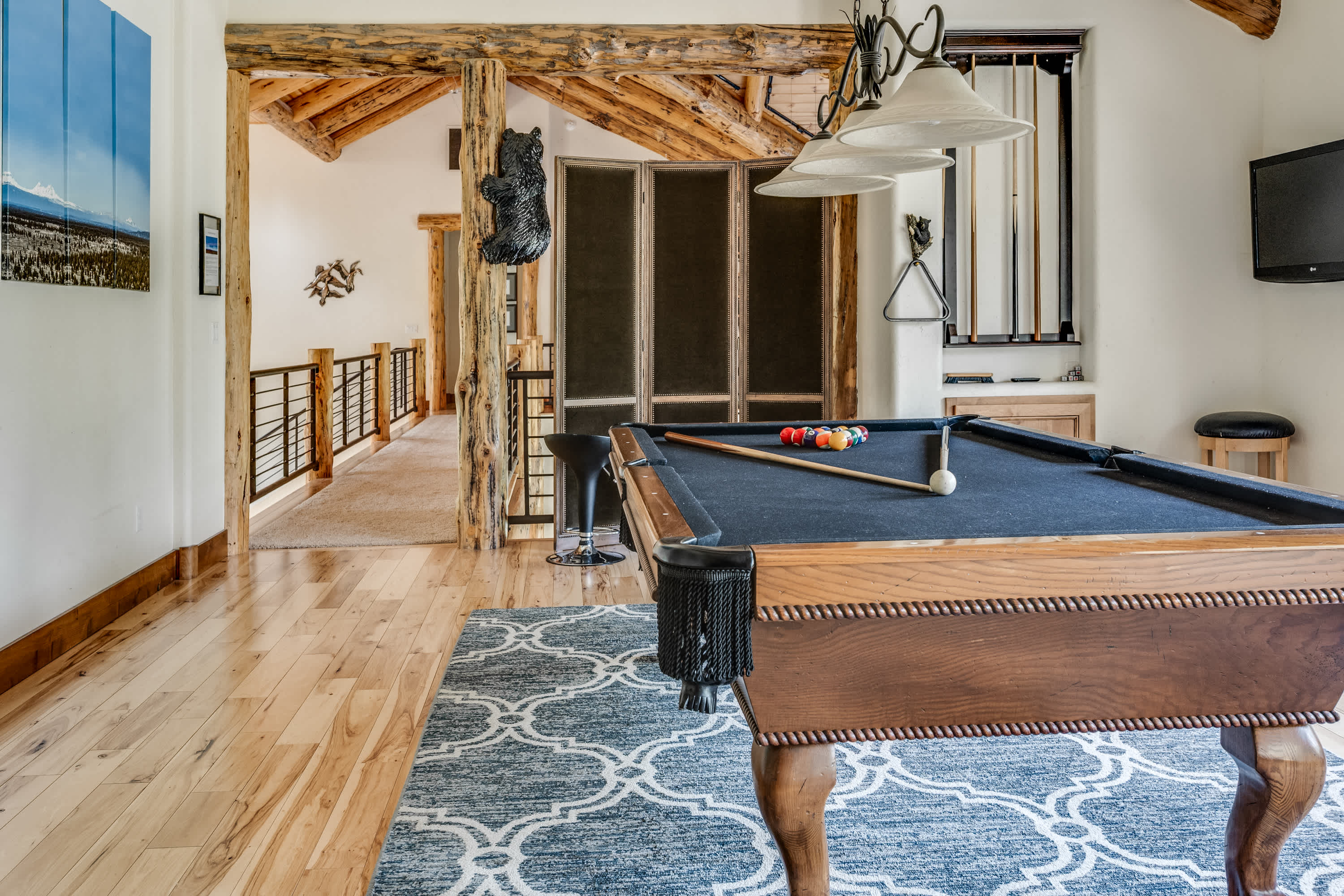 Riverfront, Pool Table | Deschutes River Lodge