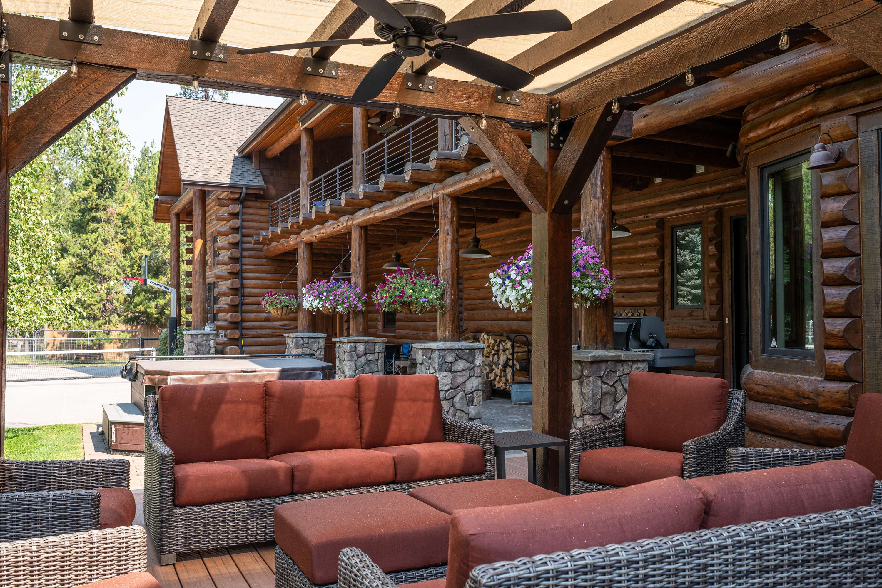 Riverfront, Pool Table | Deschutes River Lodge