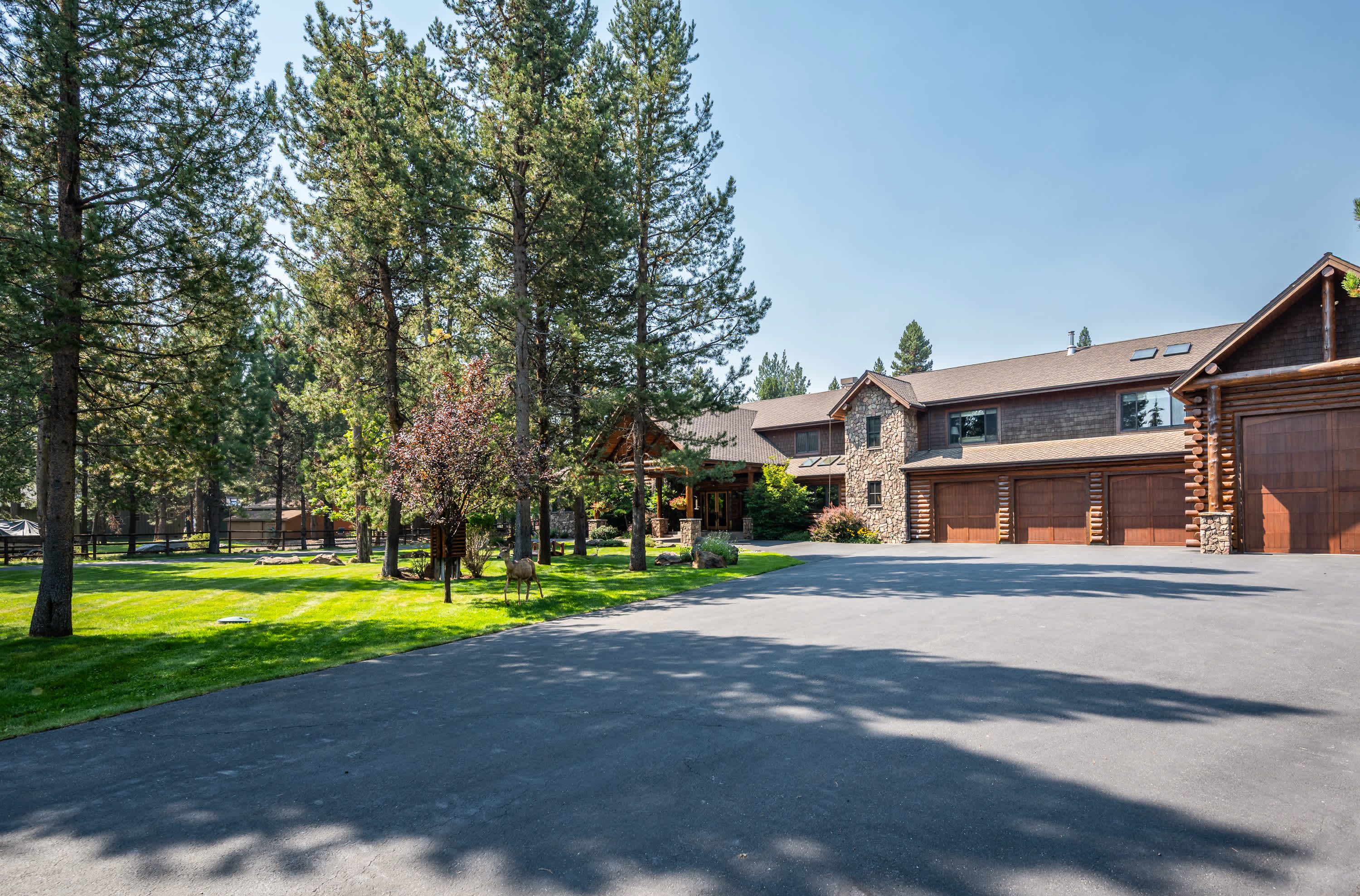 Riverfront, Pool Table | Deschutes River Lodge